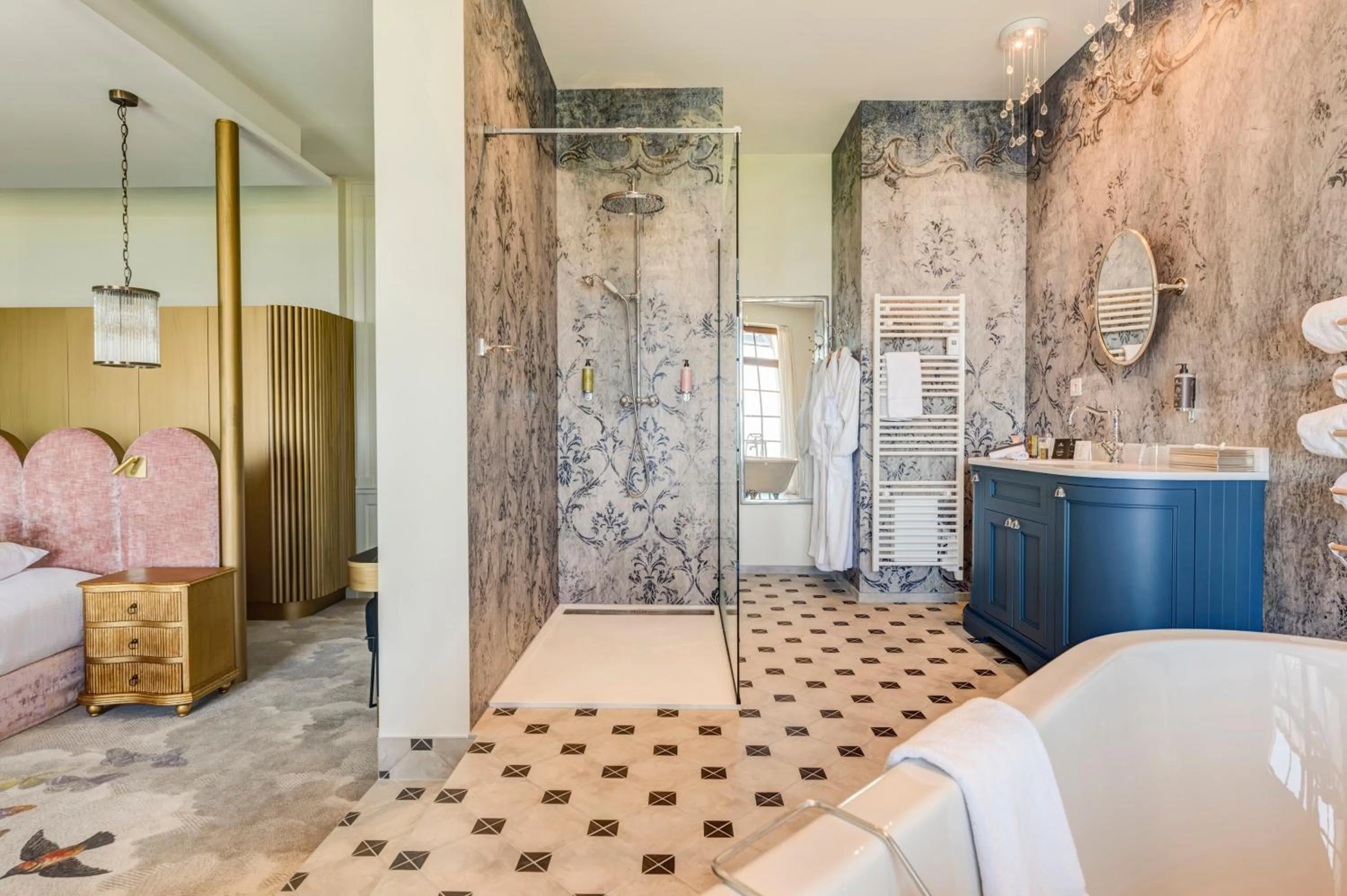 Shower, Bed in Château des Avenieres