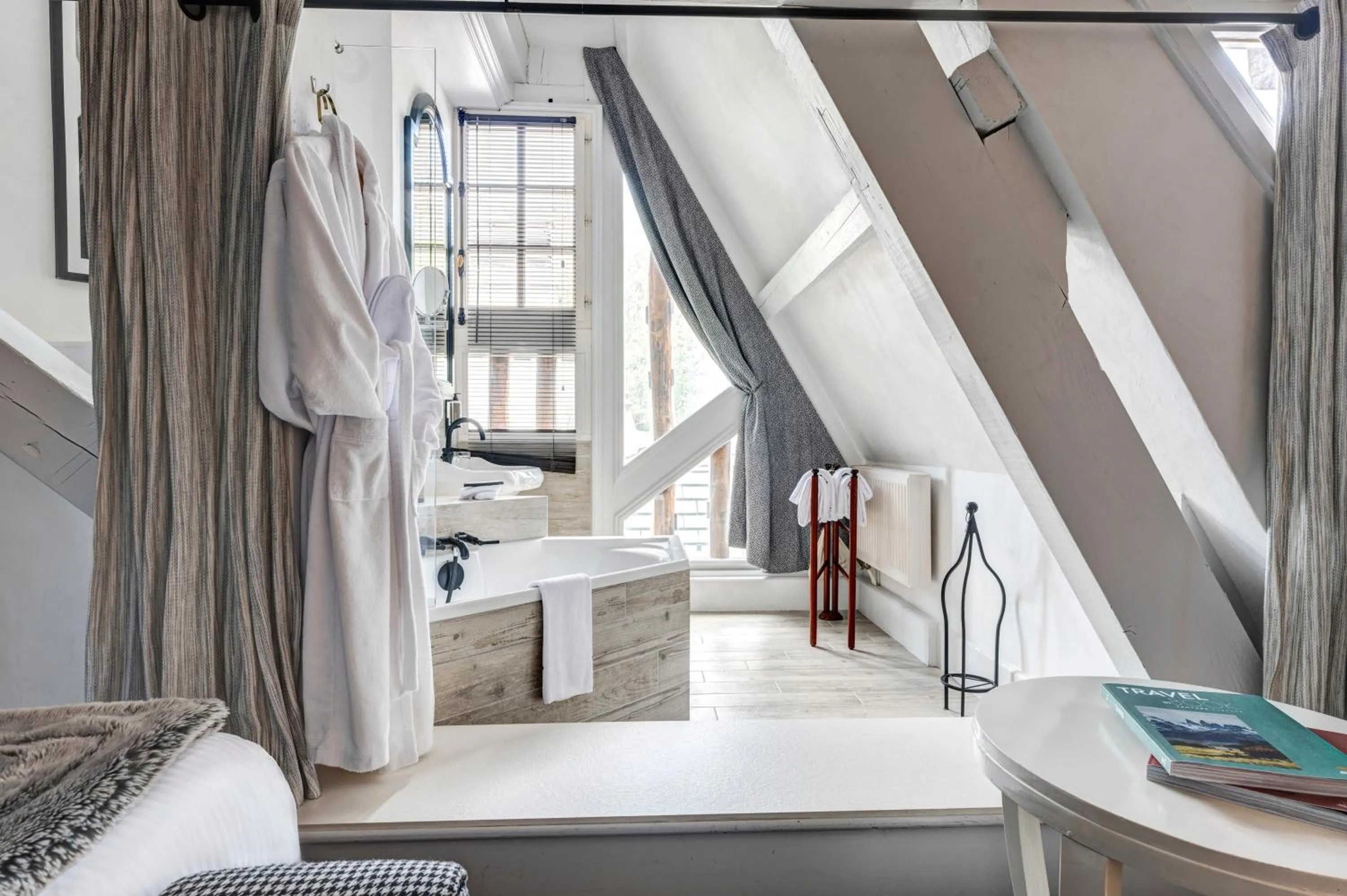 Bathroom, Bed in Château des Avenieres