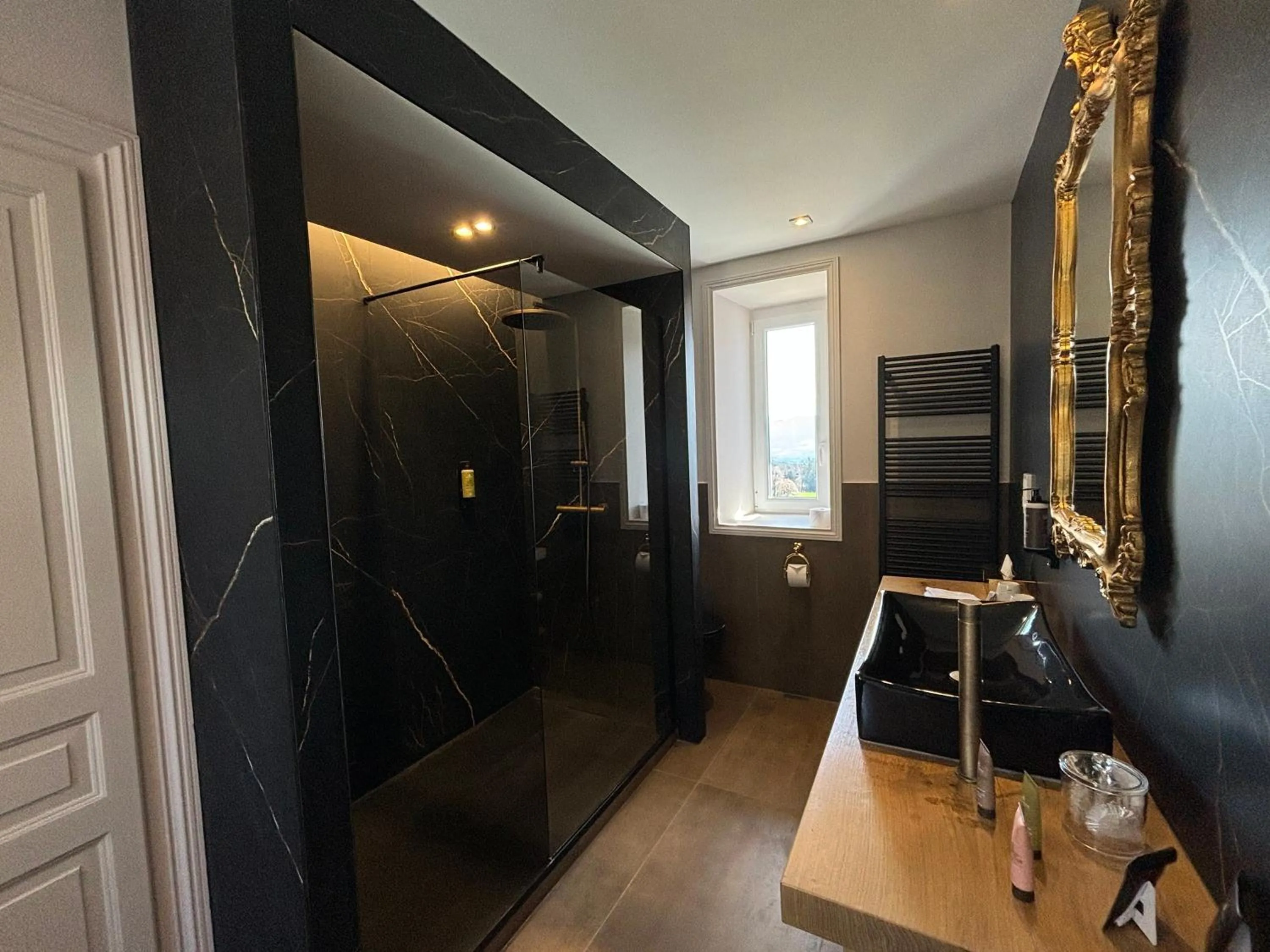 Shower in Château des Avenieres