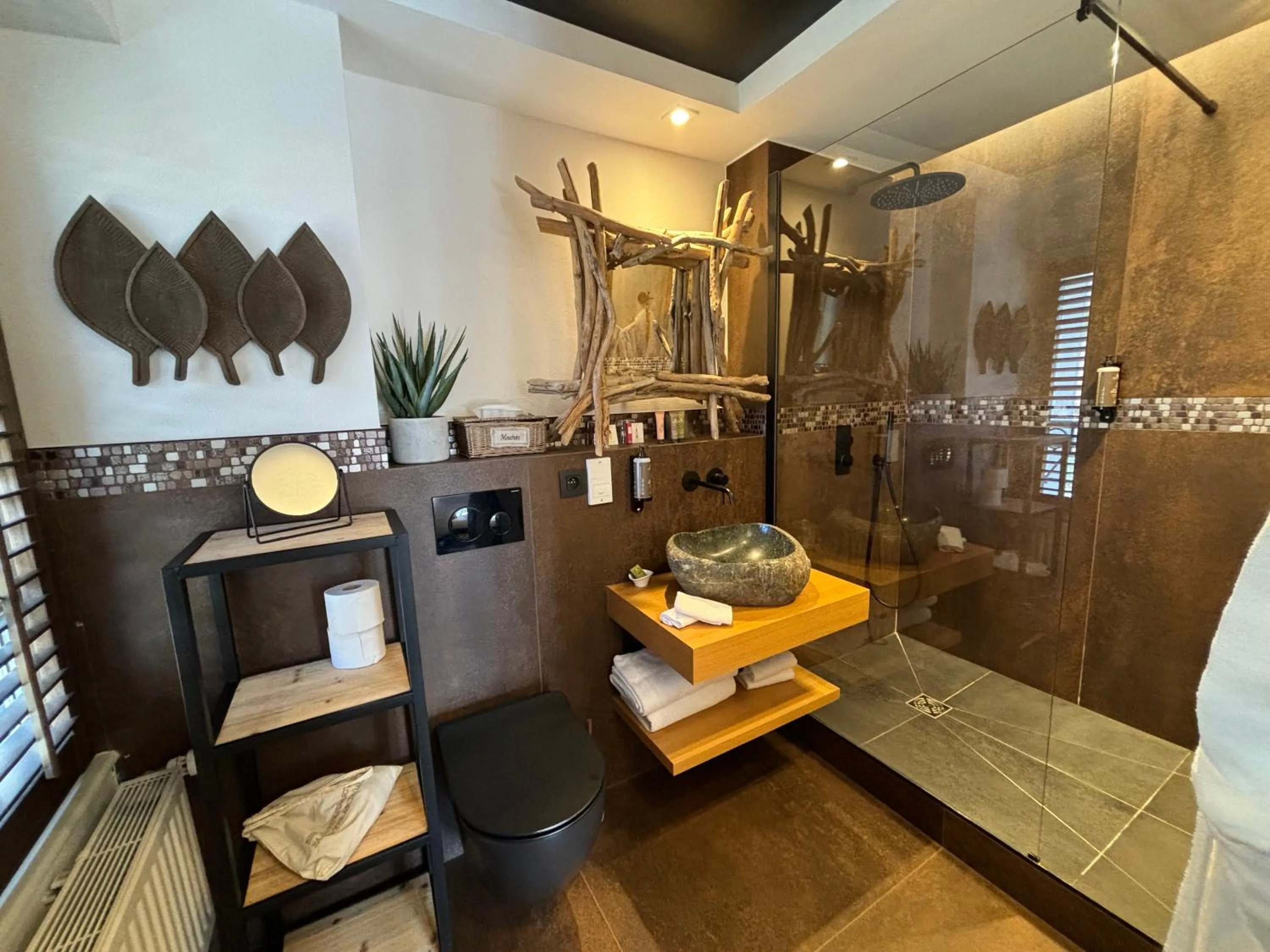 Shower in Château des Avenieres