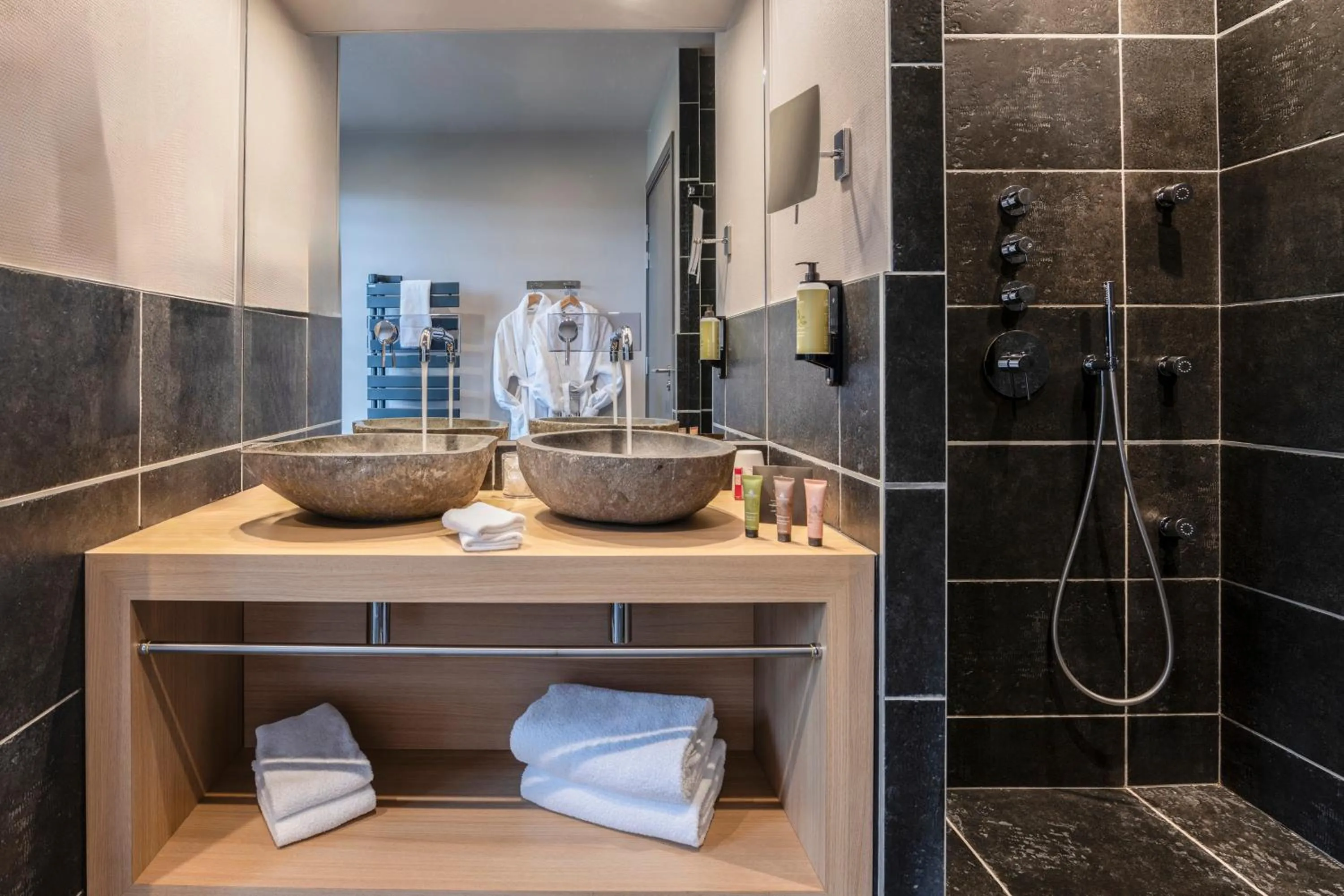 Shower in Château des Avenieres