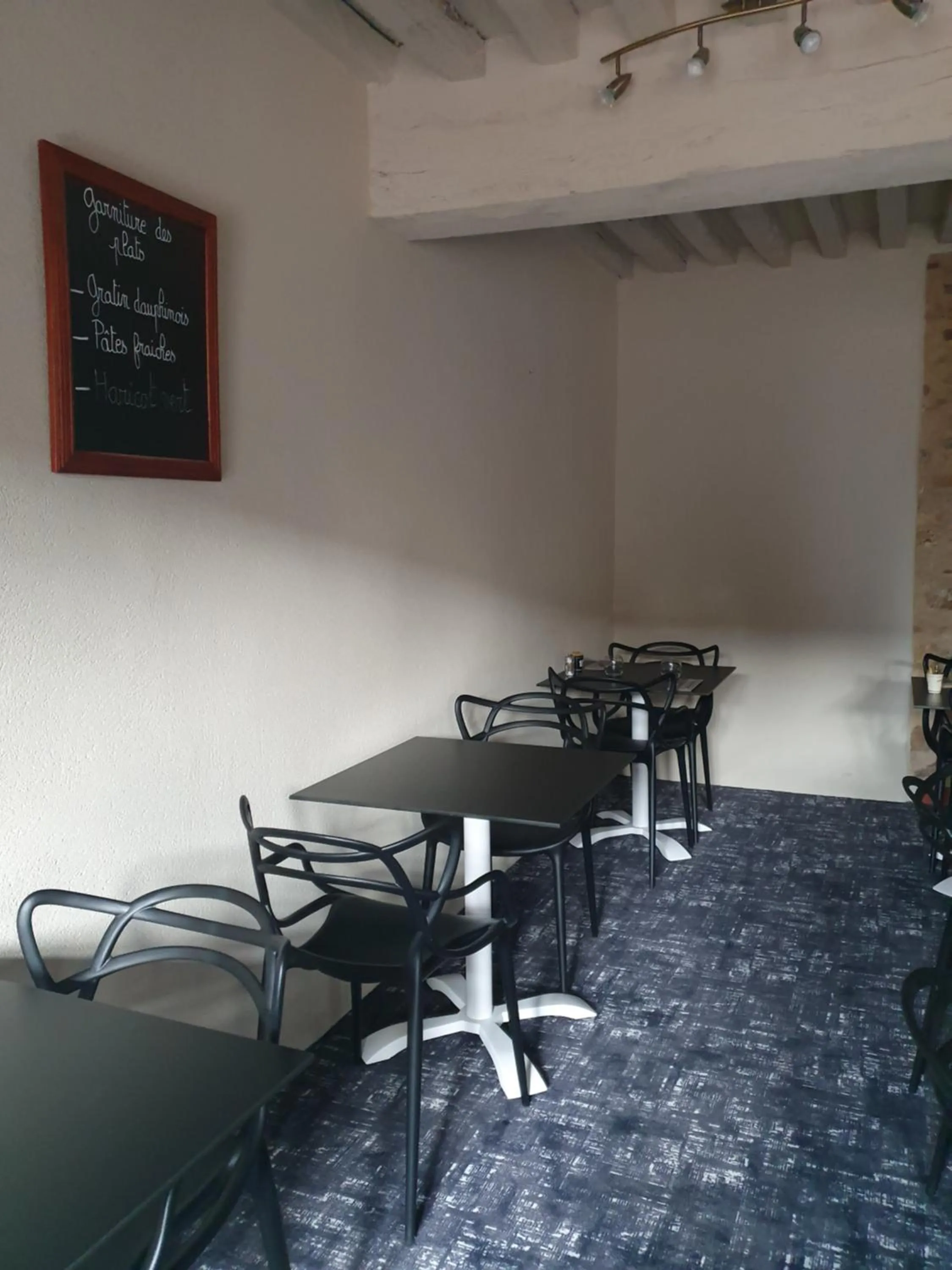 Restaurant/places to eat in Delfotel