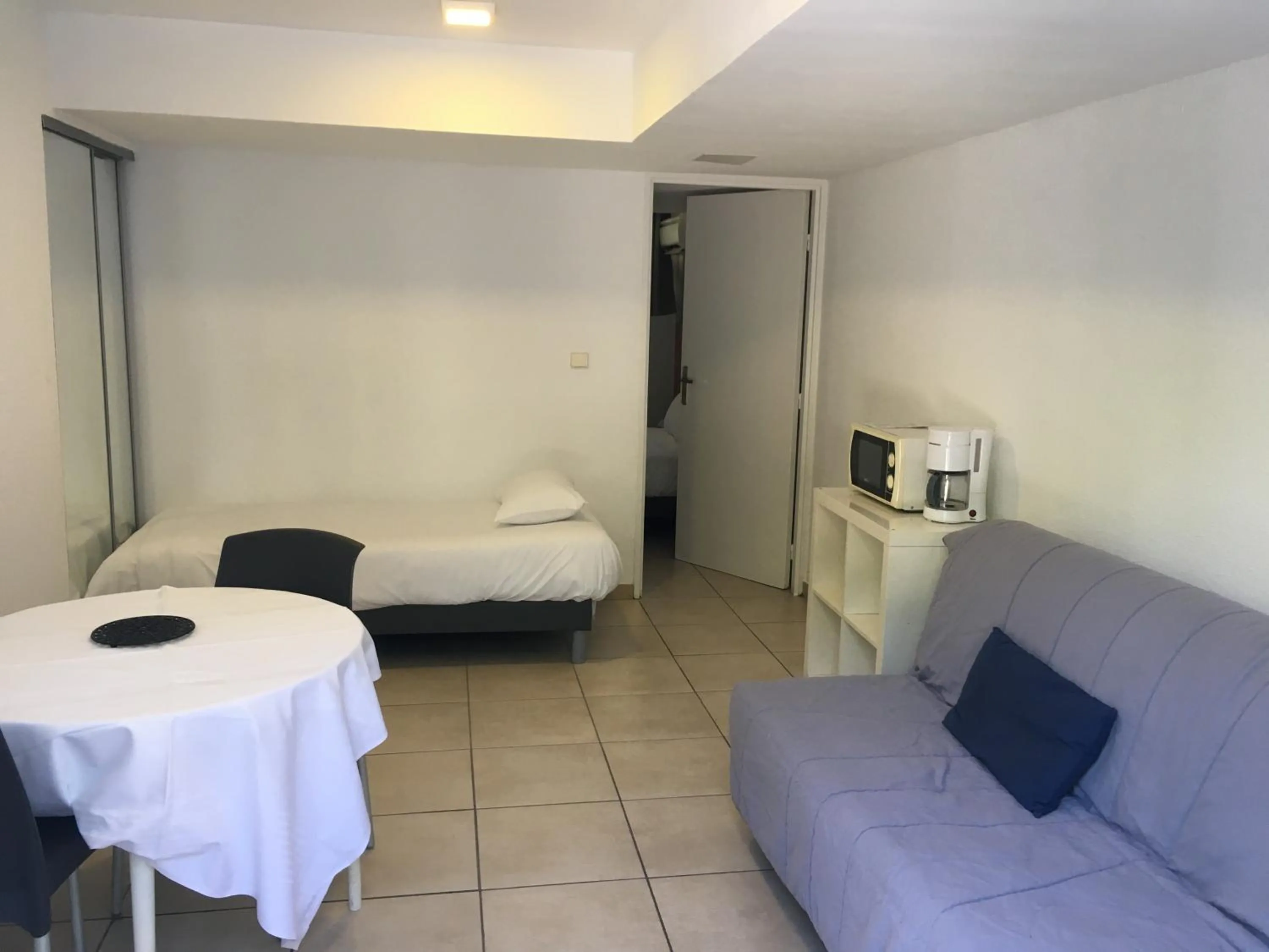 Living room, Bed in Hotel & Restaurant Heliotel