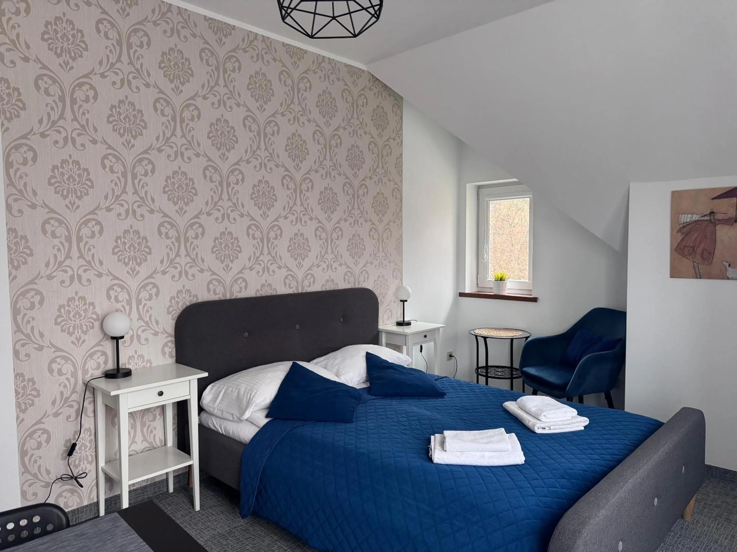 Bed in ApartamentyKudowa - Willa Pod Dębami z ogrodem i parkingiem,