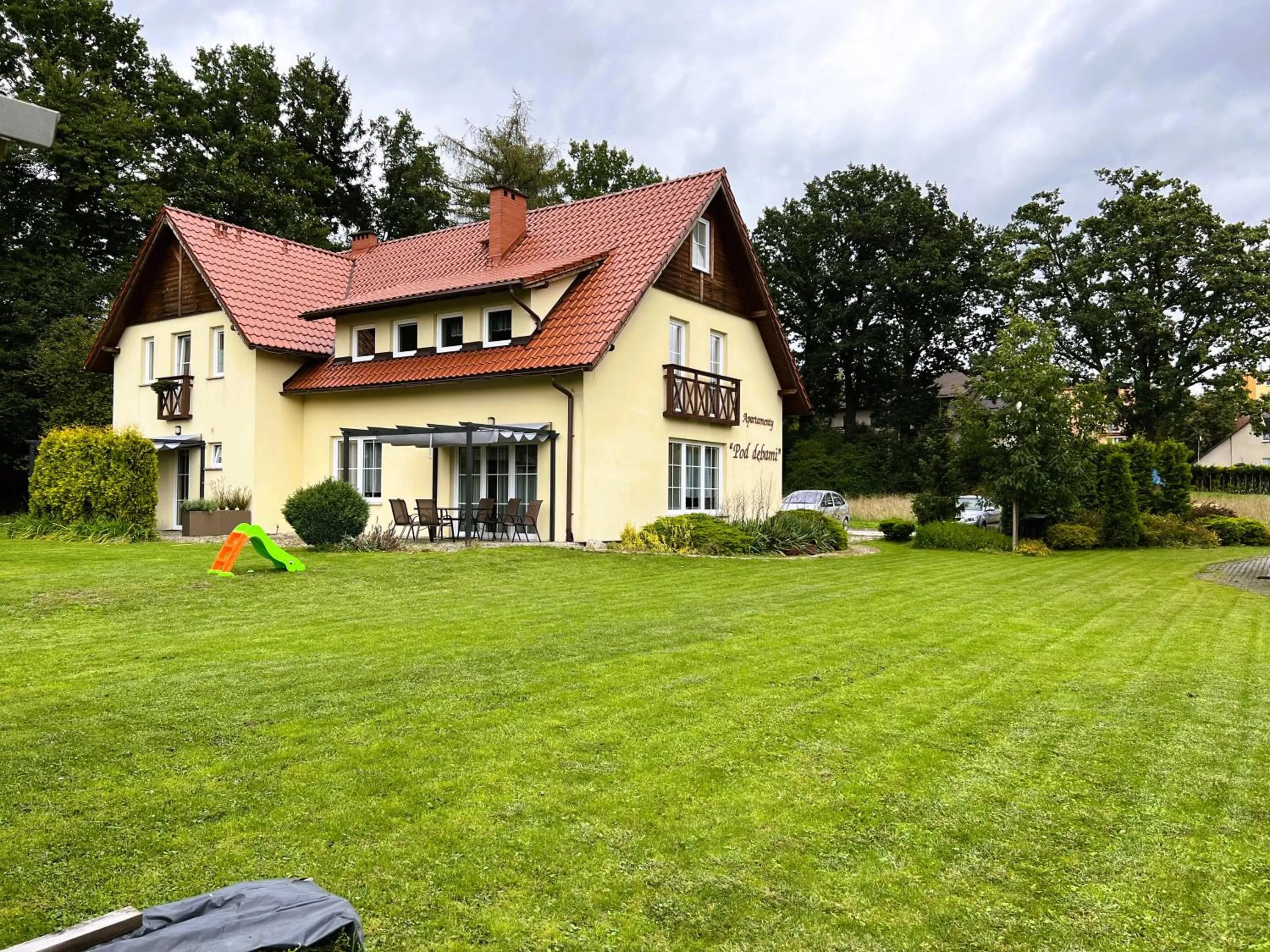 Property building in ApartamentyKudowa - Willa Pod Dębami z ogrodem i parkingiem,