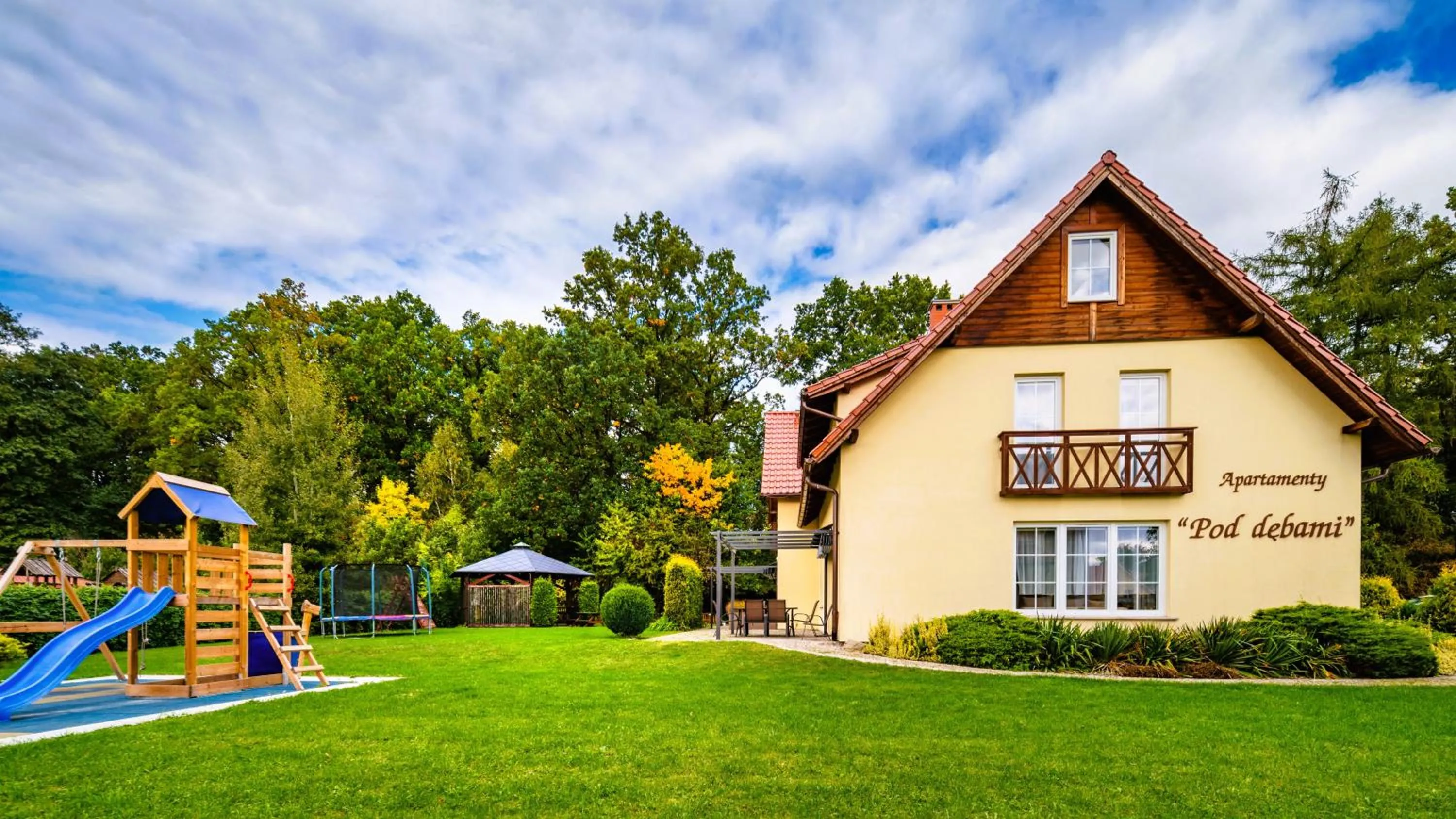 Property building in ApartamentyKudowa - Willa Pod Dębami z ogrodem i parkingiem,