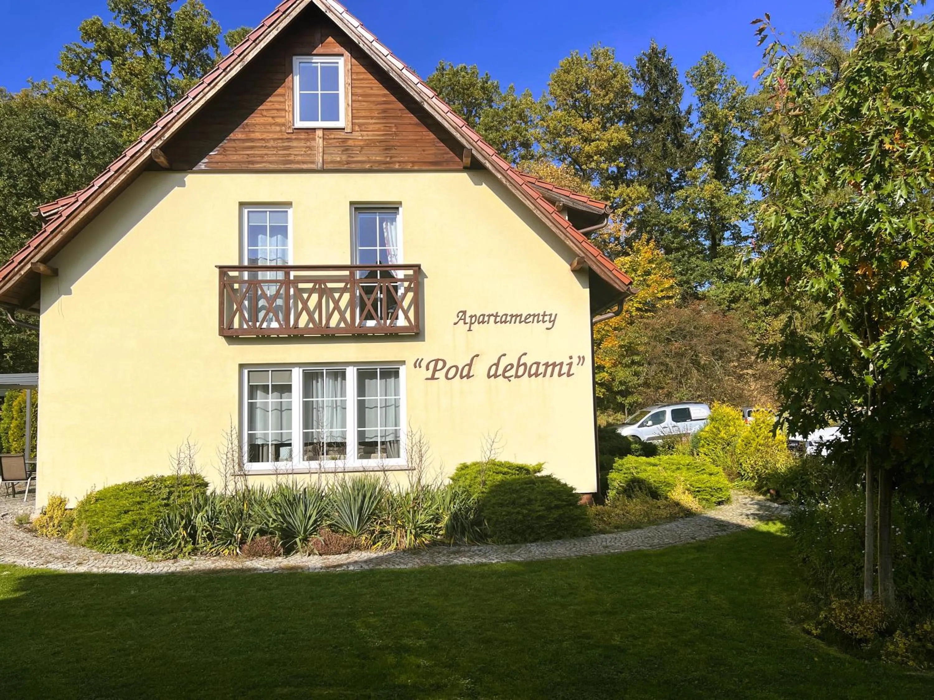 Property building in ApartamentyKudowa - Willa Pod Dębami z ogrodem i parkingiem,