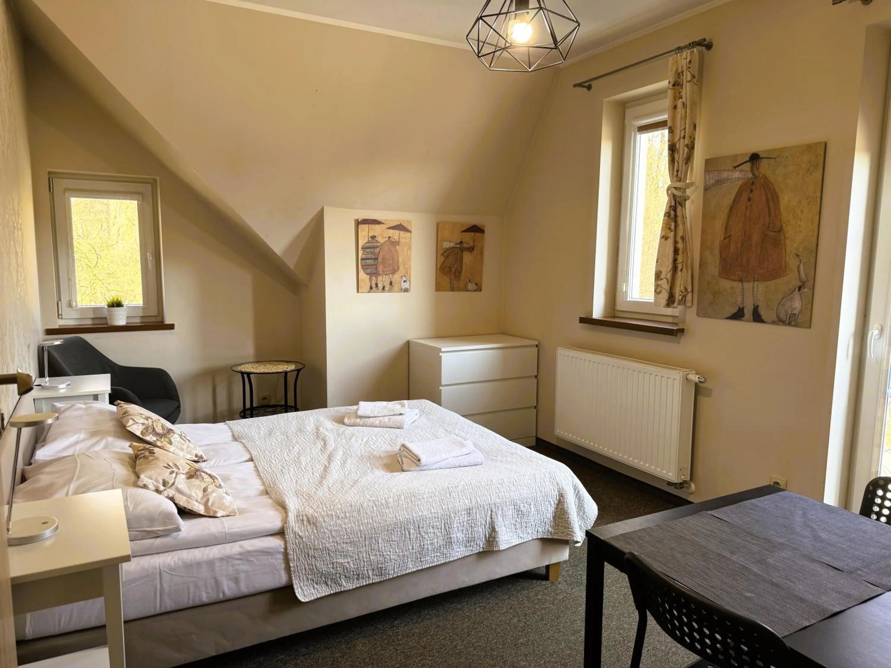 Bed in ApartamentyKudowa - Willa Pod Dębami z ogrodem i parkingiem,