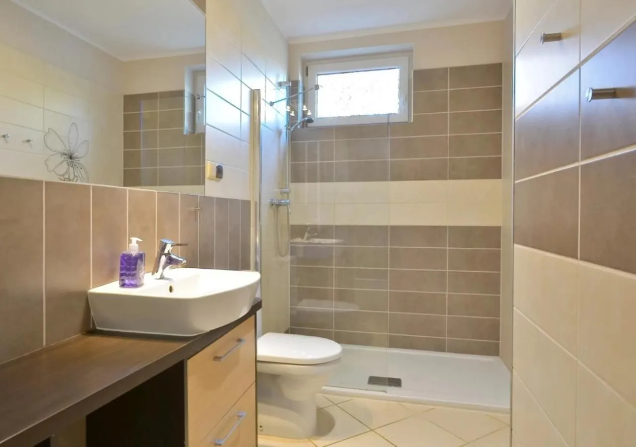 Shower in ApartamentyKudowa - Willa Pod Dębami z ogrodem i parkingiem,