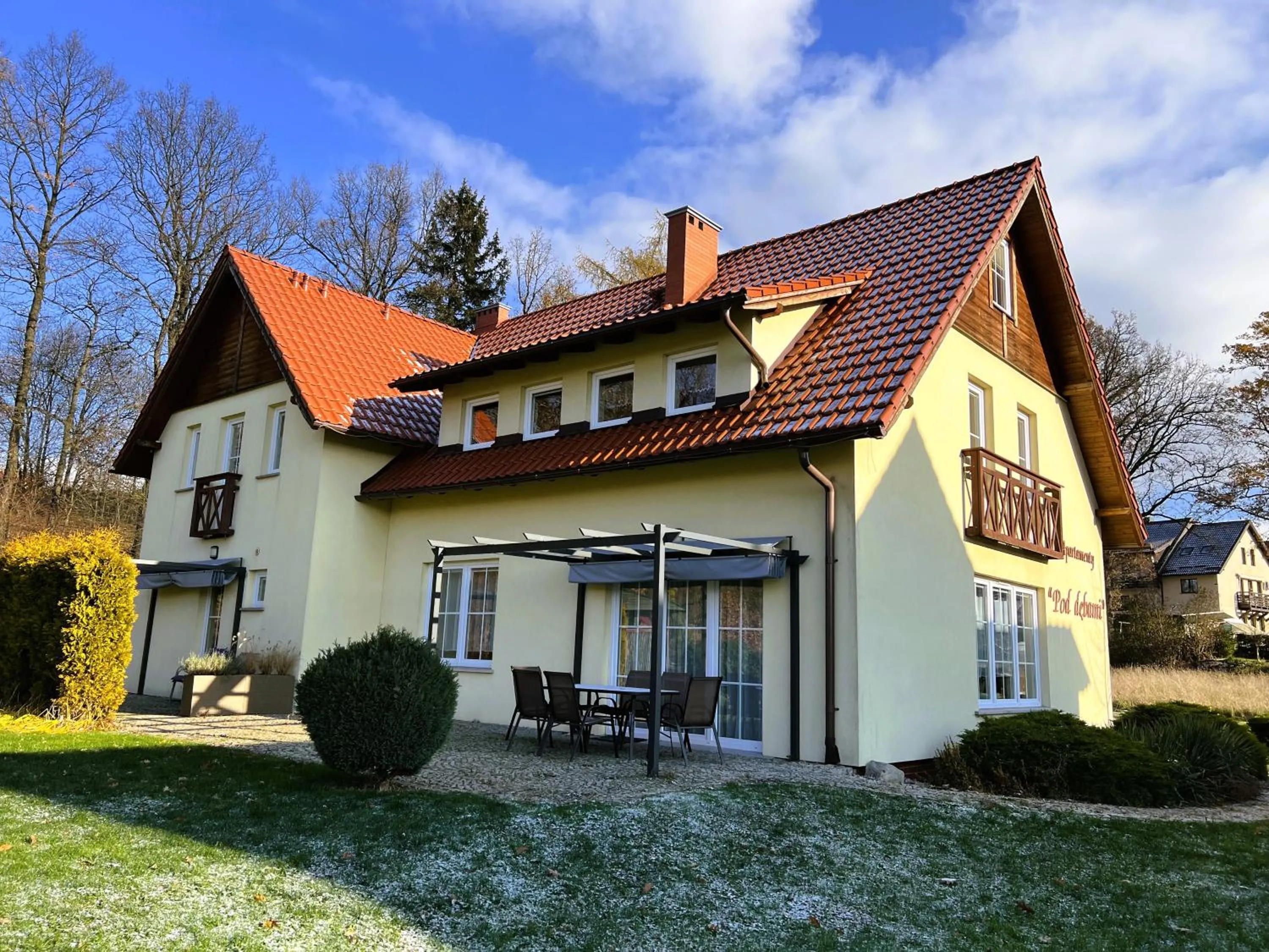 Property building in ApartamentyKudowa - Willa Pod Dębami z ogrodem i parkingiem,