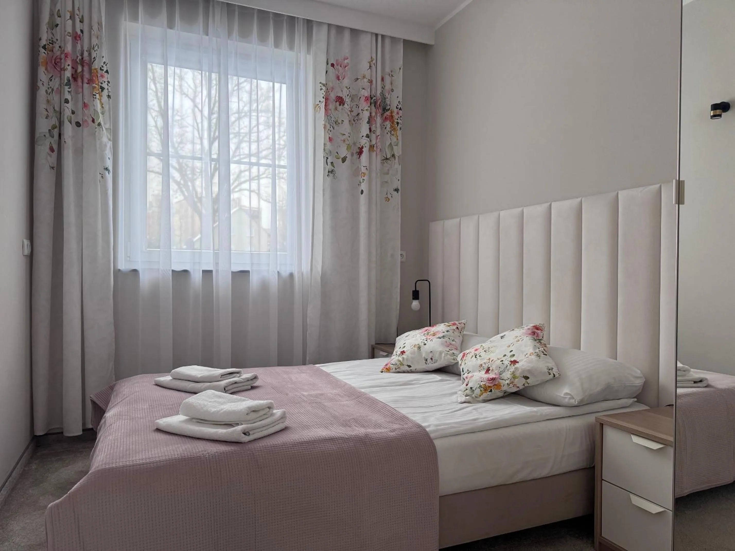 Bed in ApartamentyKudowa - Willa Pod Dębami z ogrodem i parkingiem,