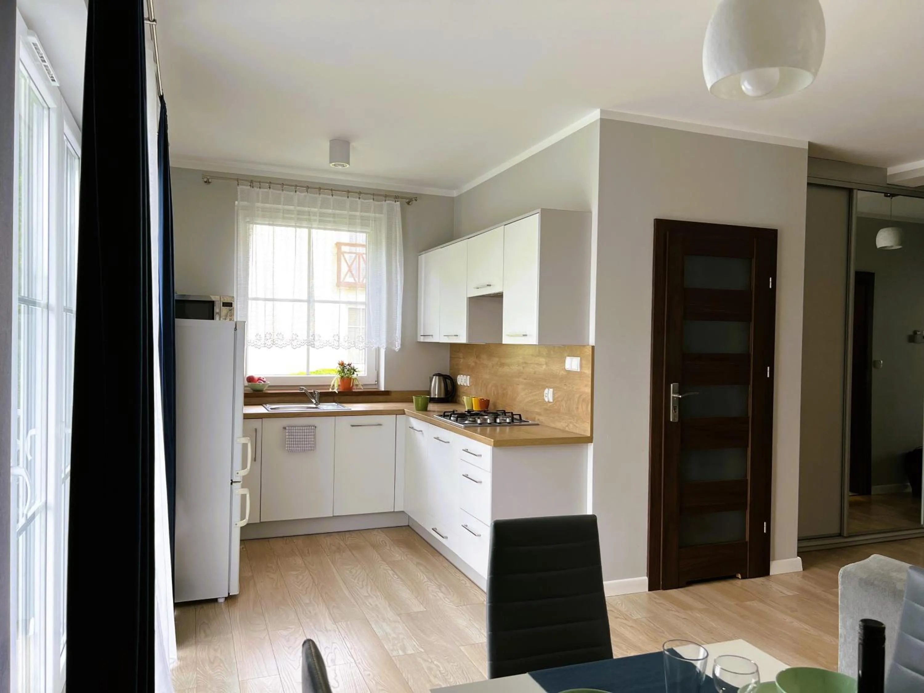 Kitchen or kitchenette in ApartamentyKudowa - Willa Pod Dębami z ogrodem i parkingiem,