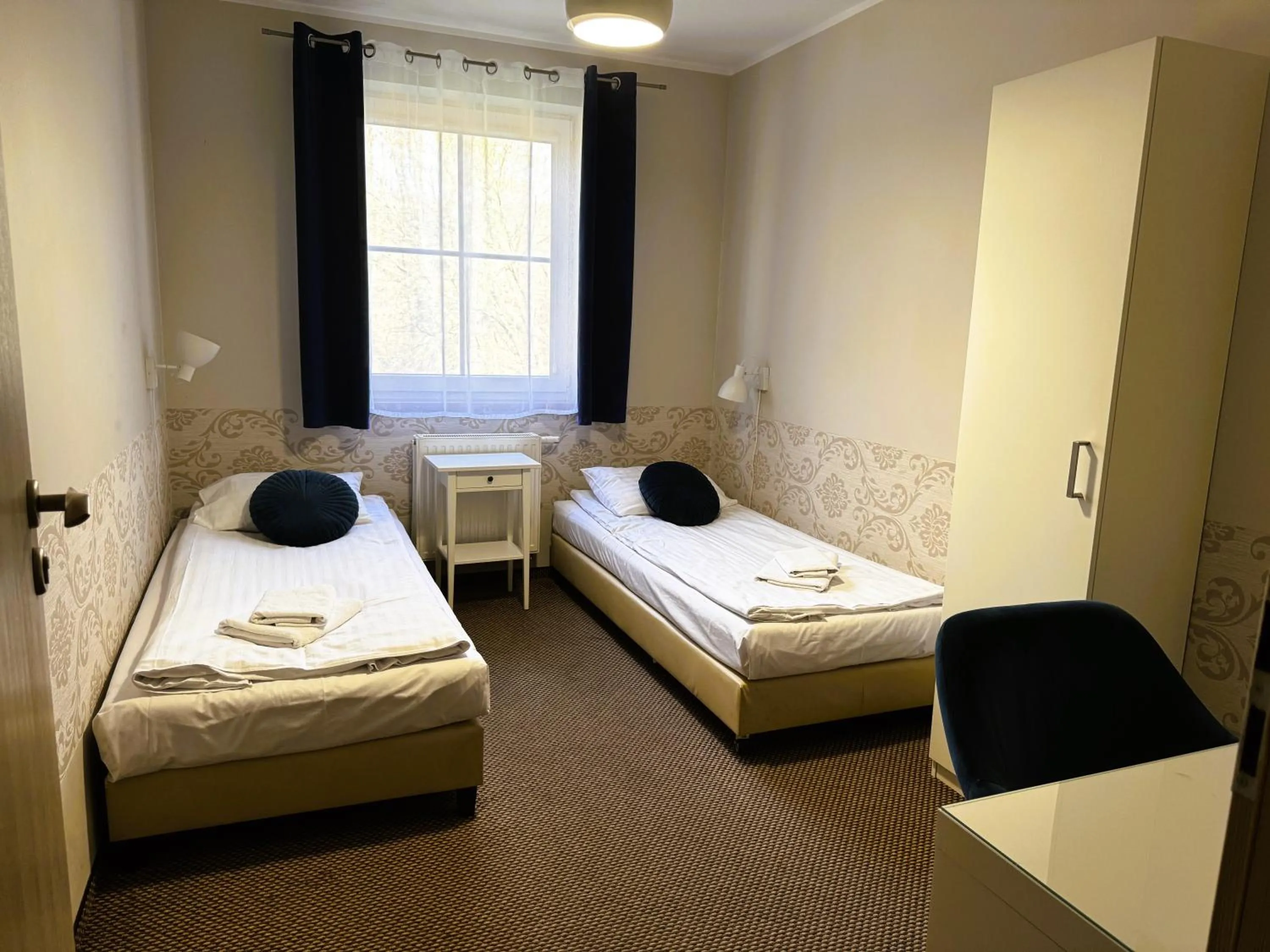 Bed in ApartamentyKudowa - Willa Pod Dębami z ogrodem i parkingiem,