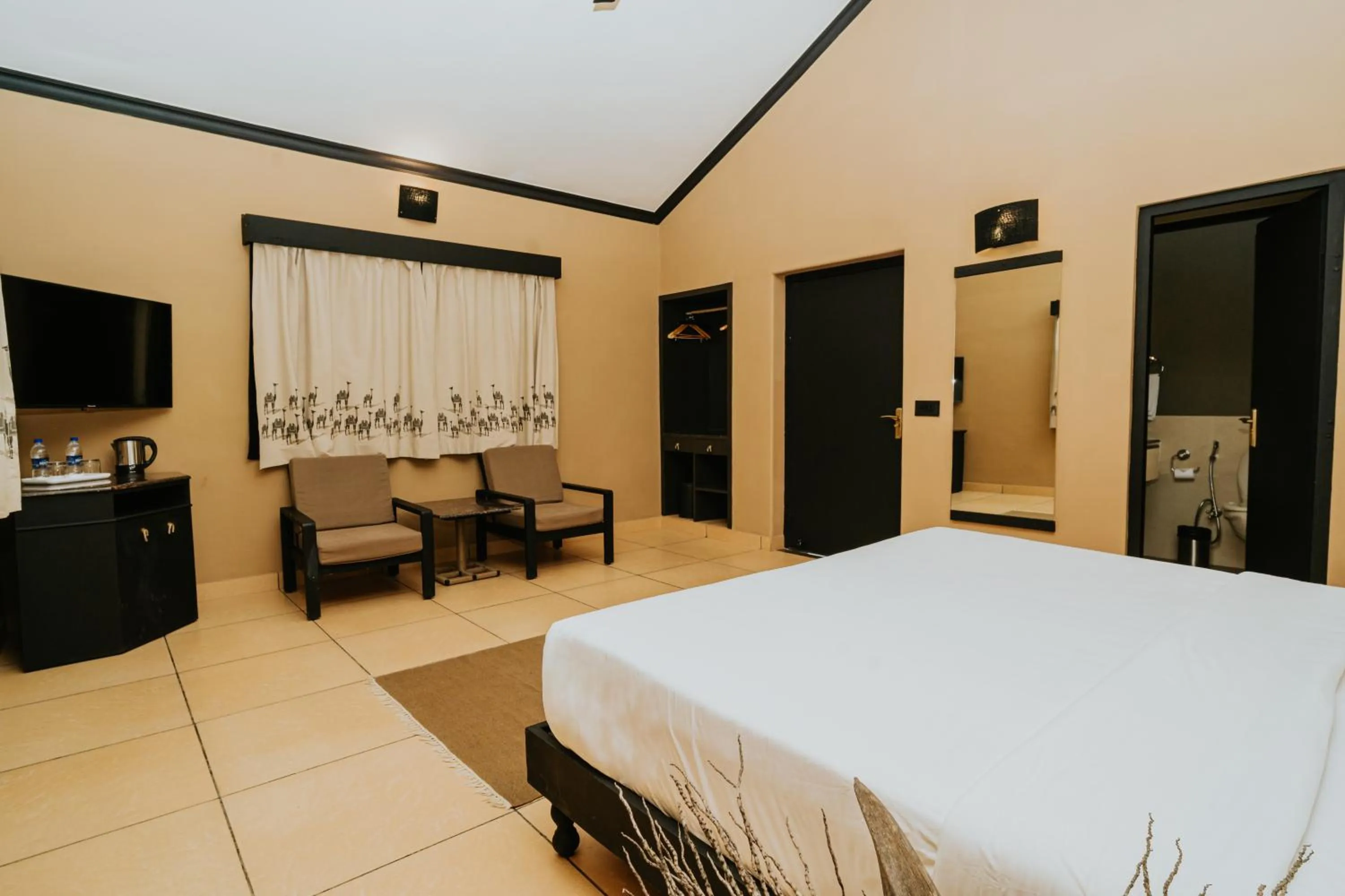 Photo of the whole room, Bed in Clarks Safari Pushkar