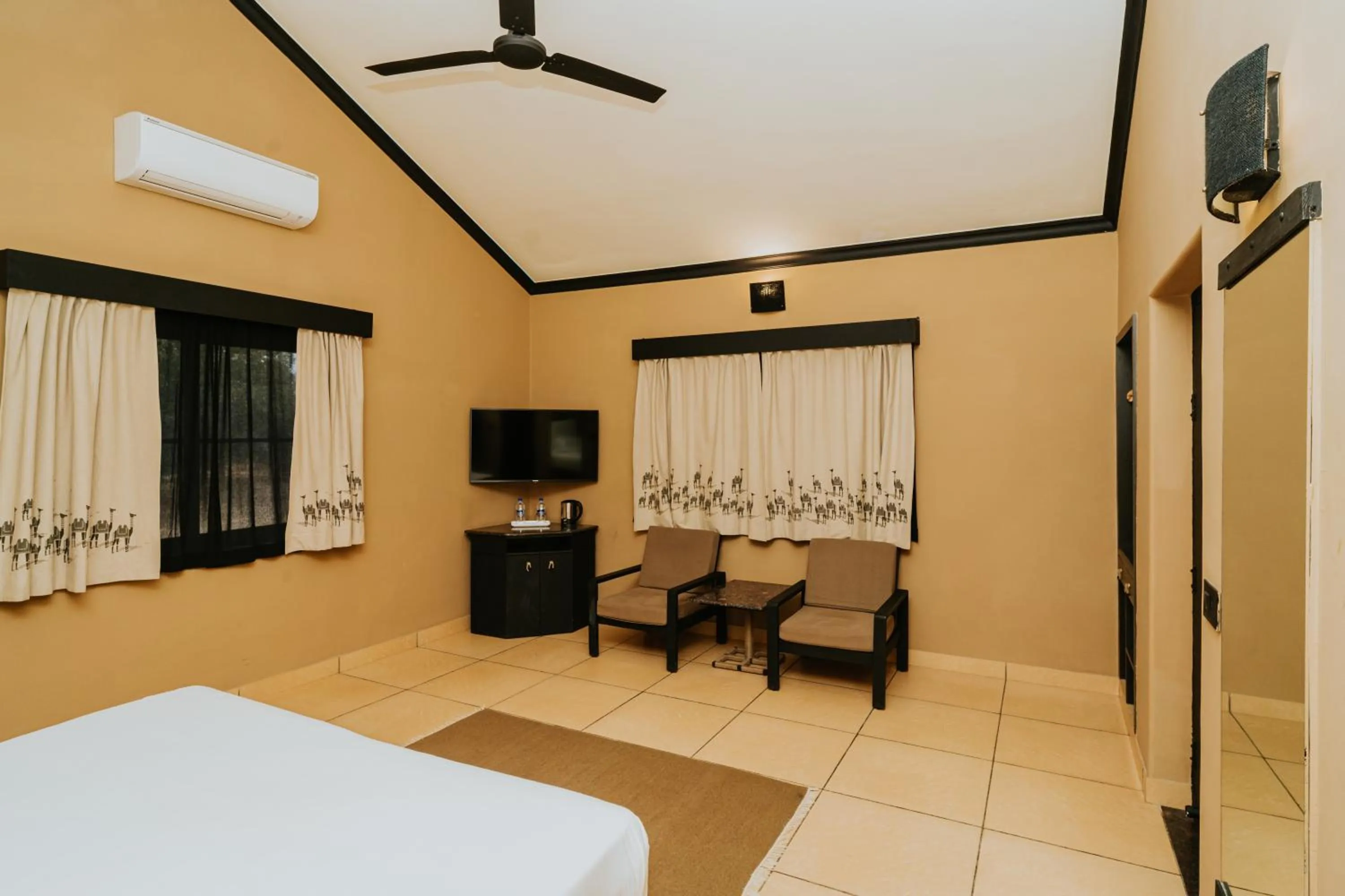 Photo of the whole room, Bed in Clarks Safari Pushkar