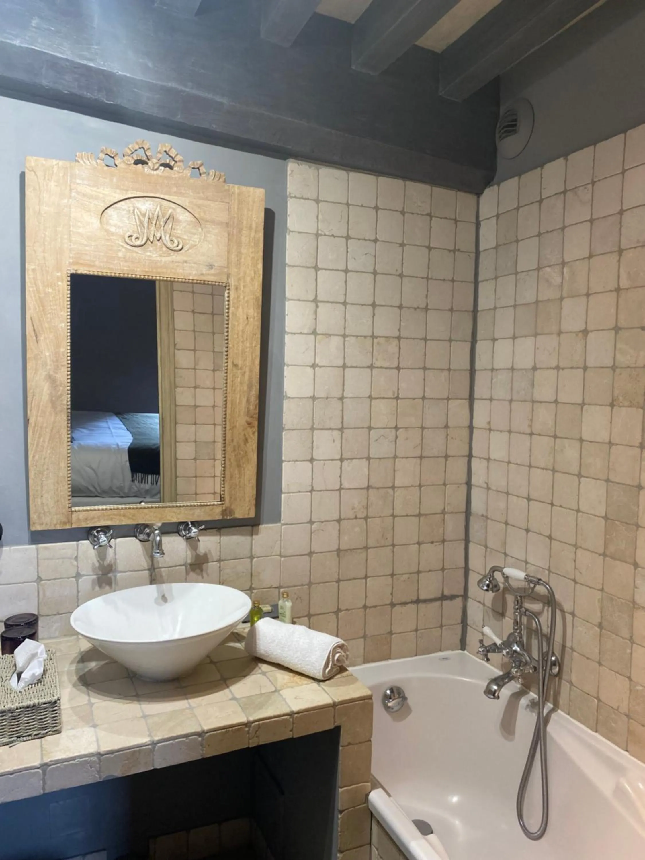 Bath in Hôtel de la Tour