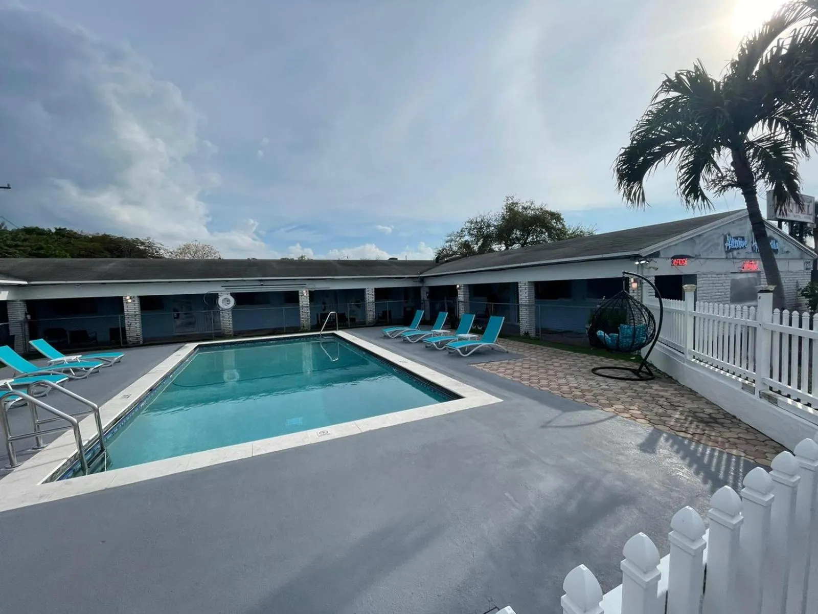 Swimming pool in Hollywood Gardens Inn & Suites