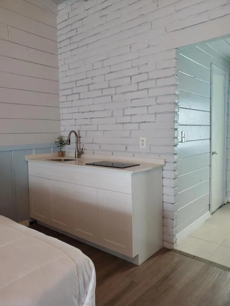 Bed in Hollywood Gardens Inn & Suites