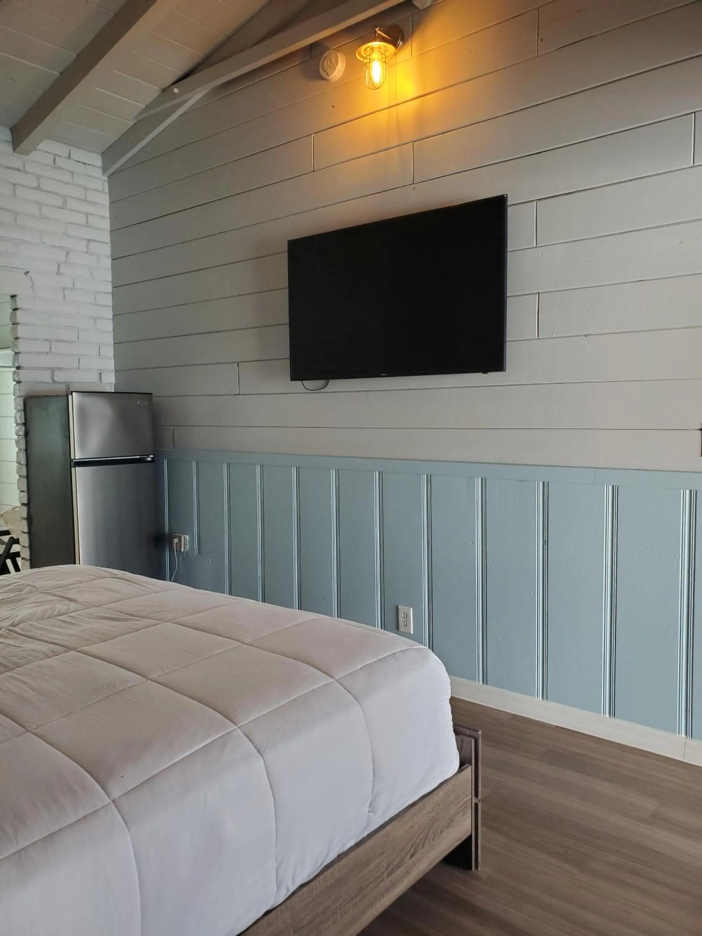 Bed in Hollywood Gardens Inn & Suites