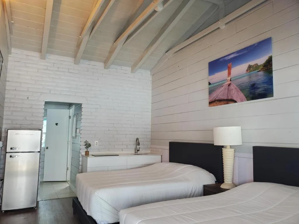 Bed in Hollywood Gardens Inn & Suites