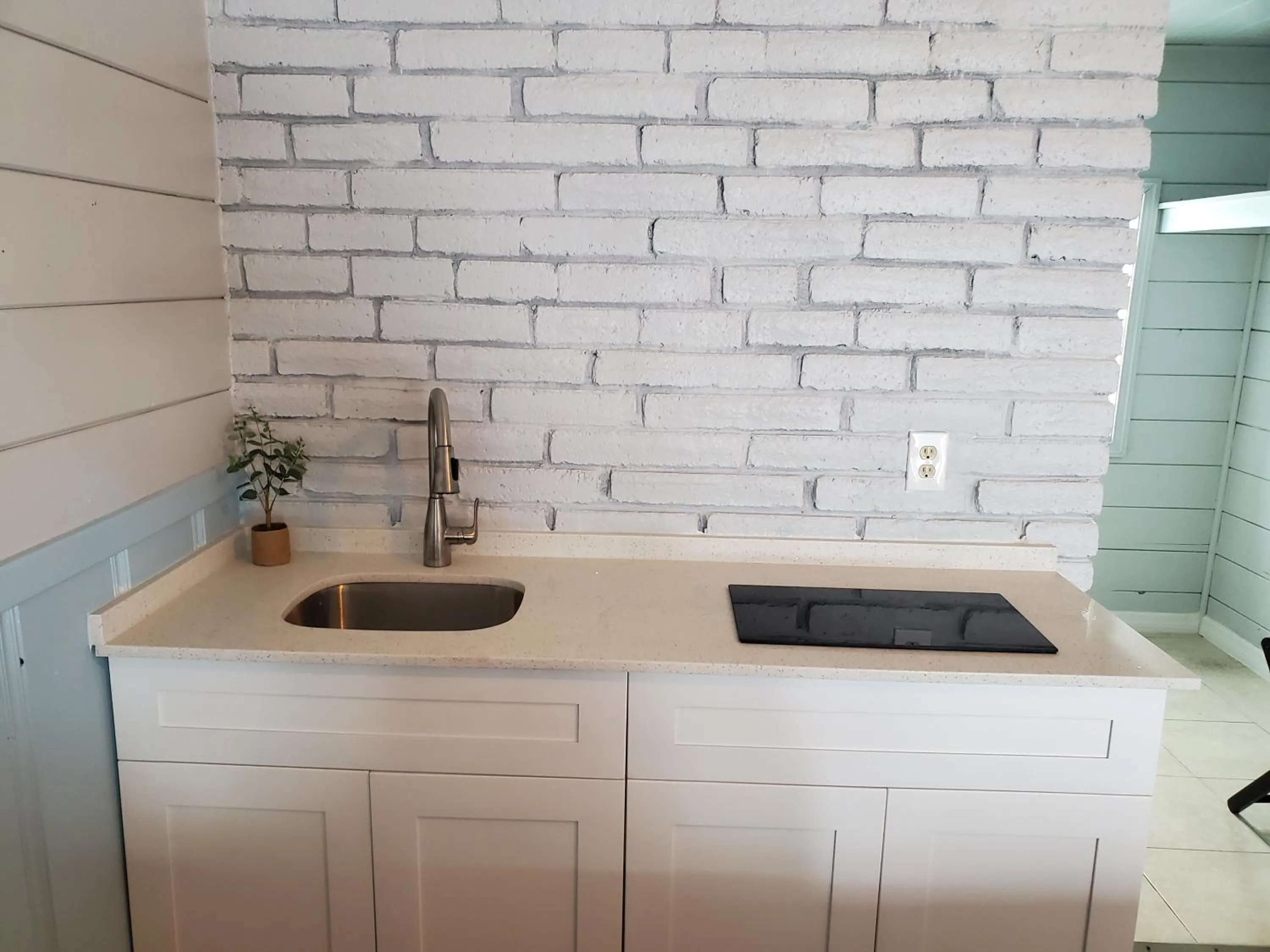 Hollywood Gardens Inn & Suites