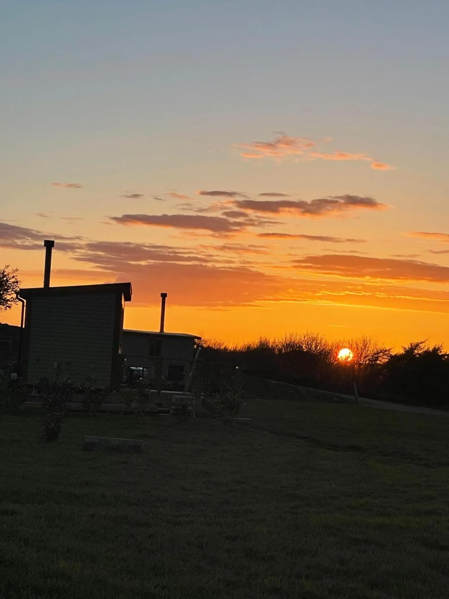 Hot Tub in Oakley View Shepherds Hut with hot tub