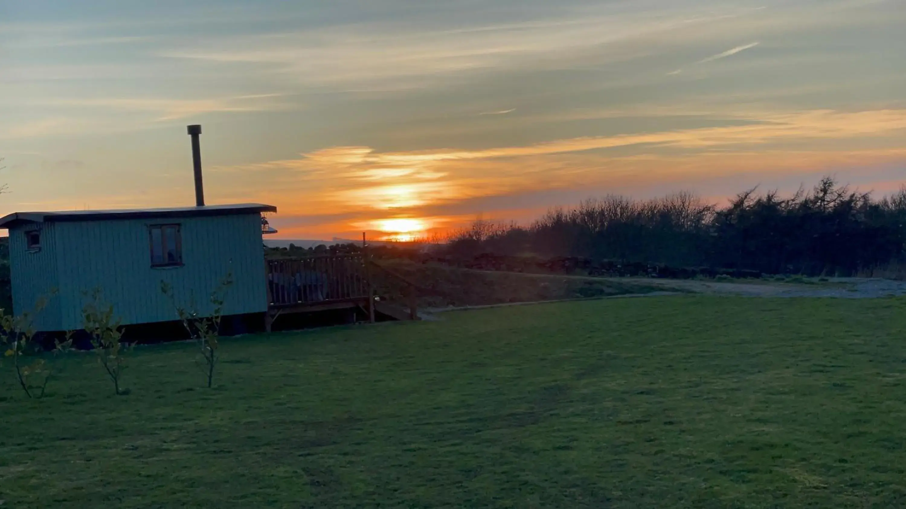 Deluxe Double Room in Oakley View Shepherds Hut with hot tub Deluxe Double Room in Oakley View Shepherds Hut with hot tub
