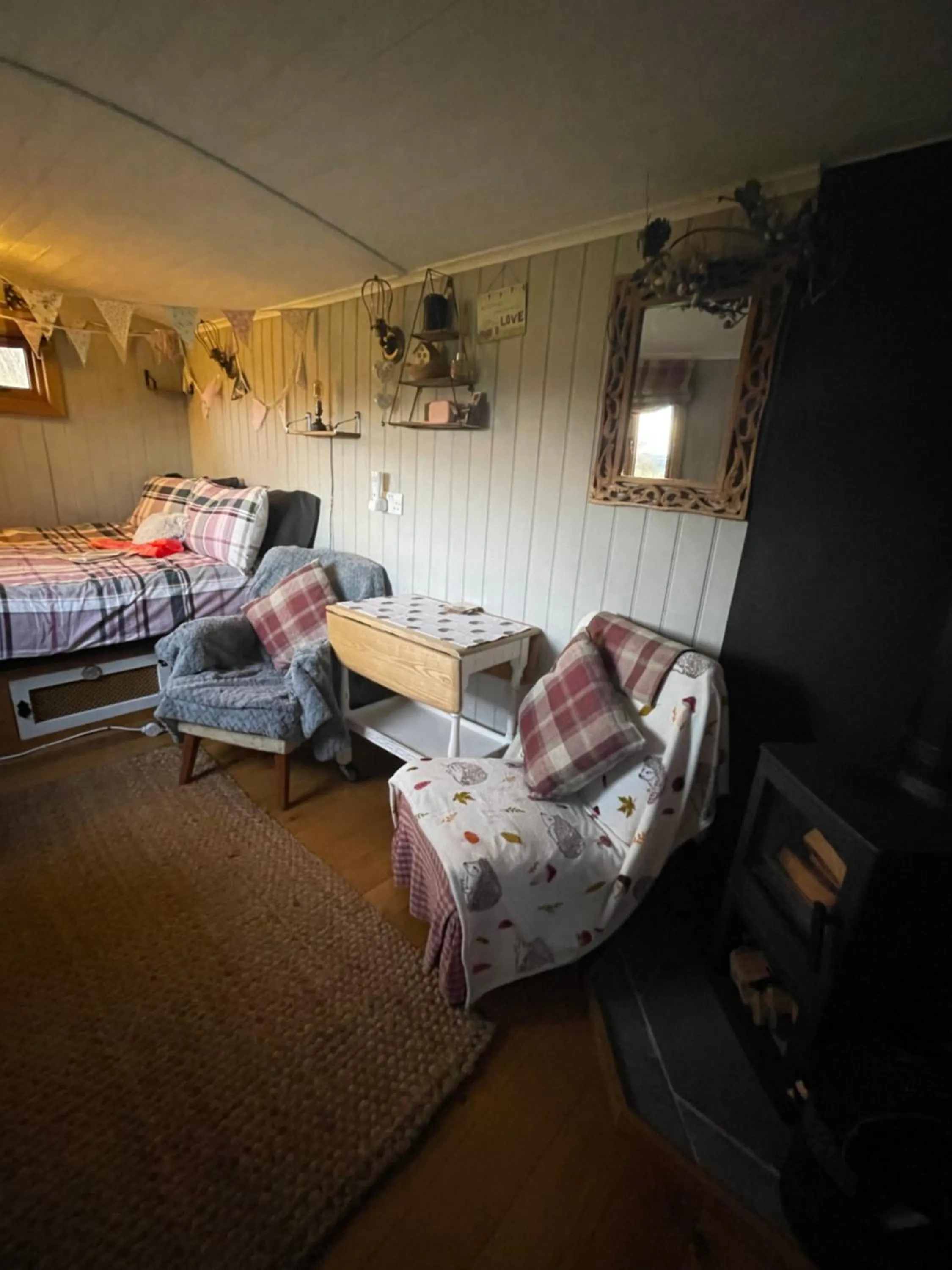 Bed in Oakley View Shepherds Hut with hot tub