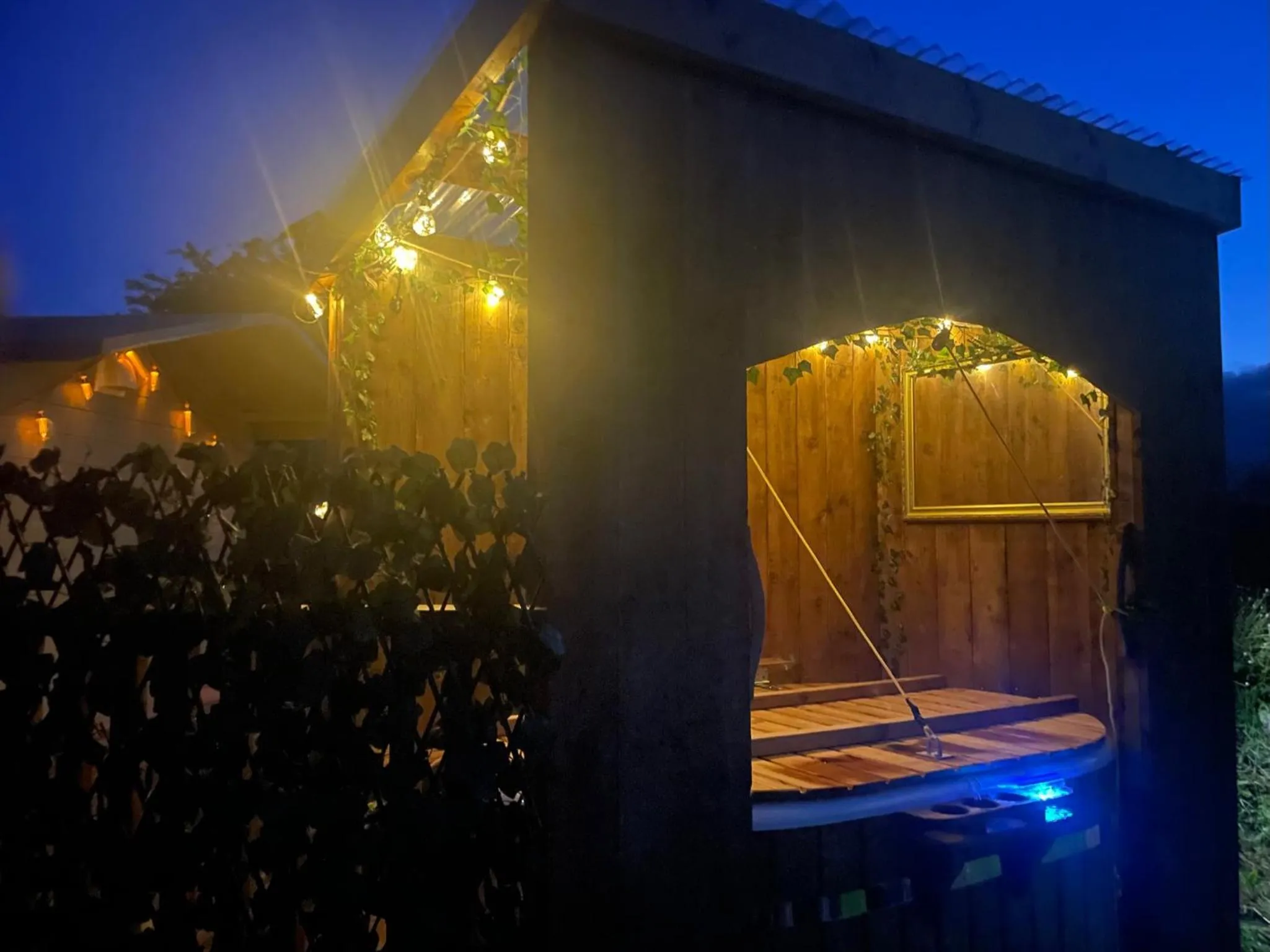 Hot Tub in Oakley View Shepherds Hut with hot tub