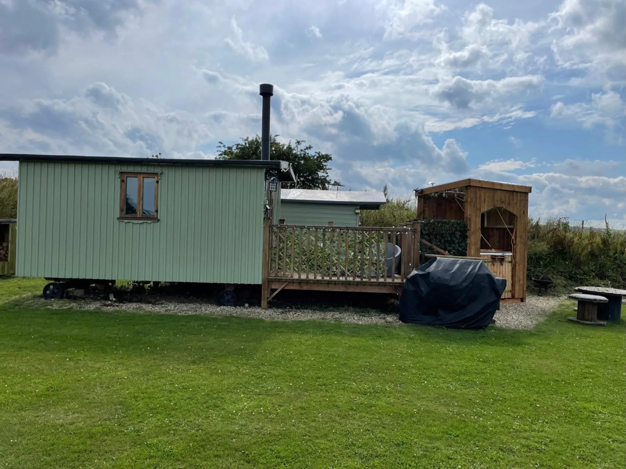 Oakley View Shepherds Hut with hot tub
