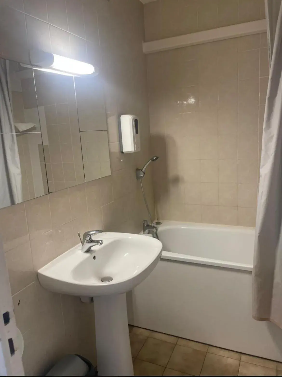 Quadruple Room in Hotel Le Lagon Quadruple Room in Hotel Le Lagon