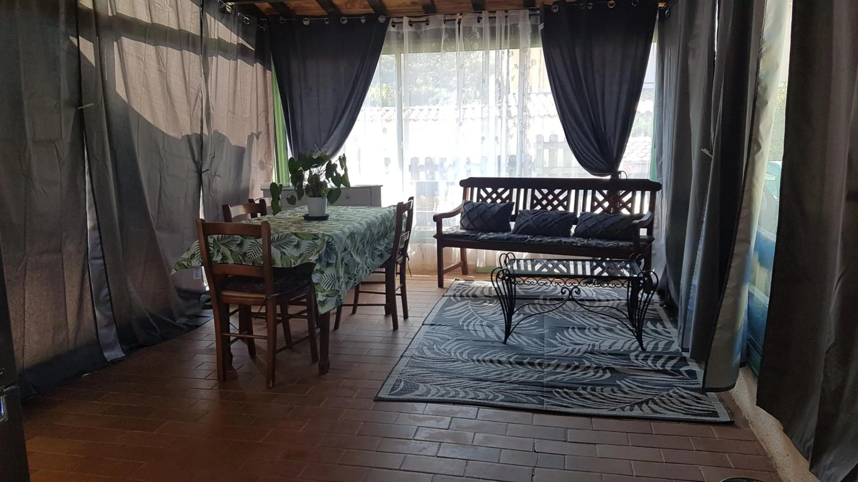 Dining area in Le Clos du Cèdre