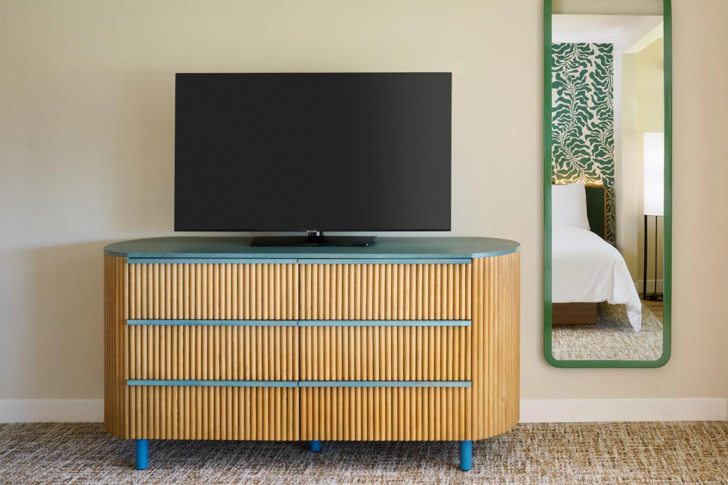 TV and multimedia in Royal Lahaina Resort & Bungalows