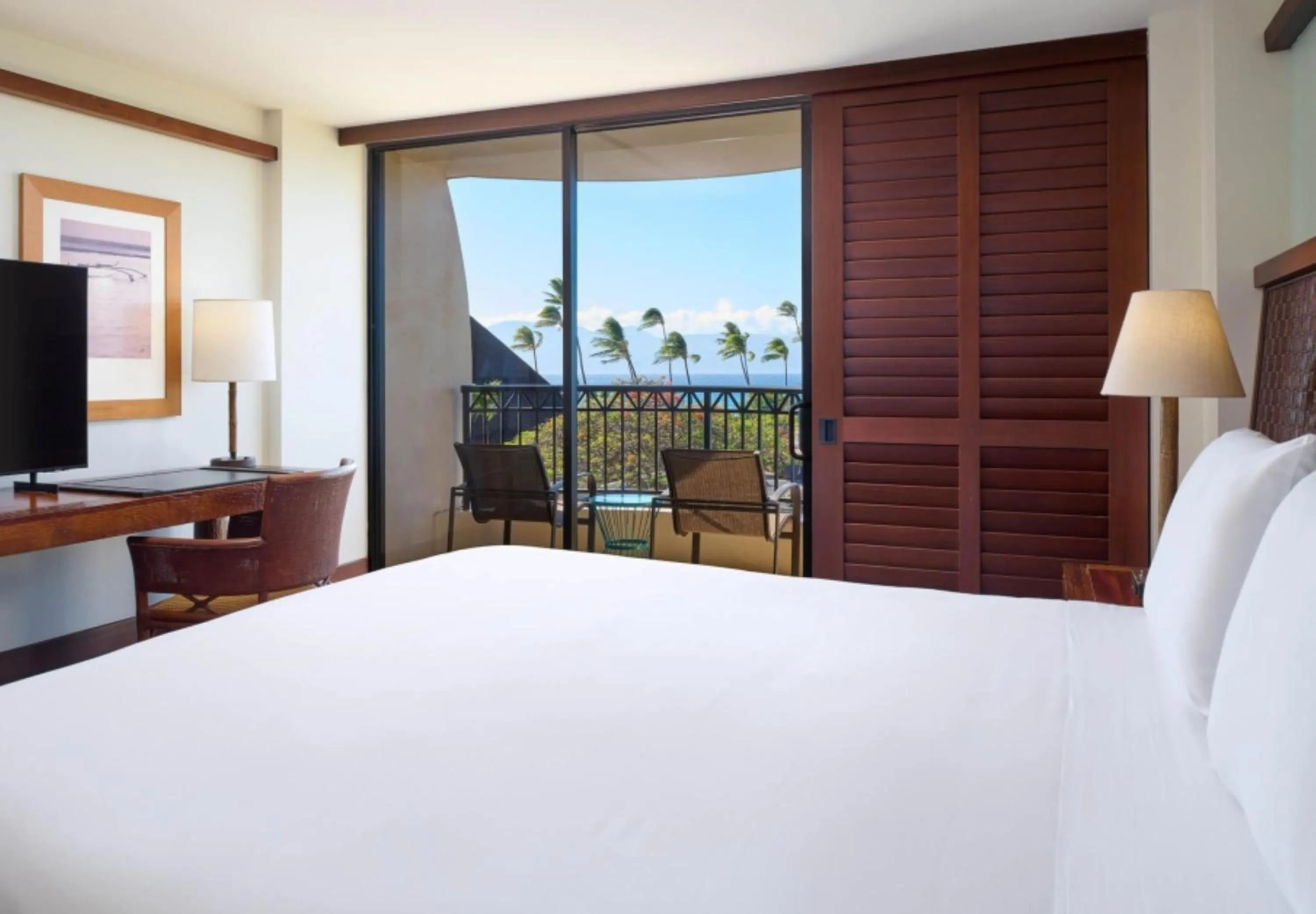 Bedroom, Bed in Royal Lahaina Resort & Bungalows