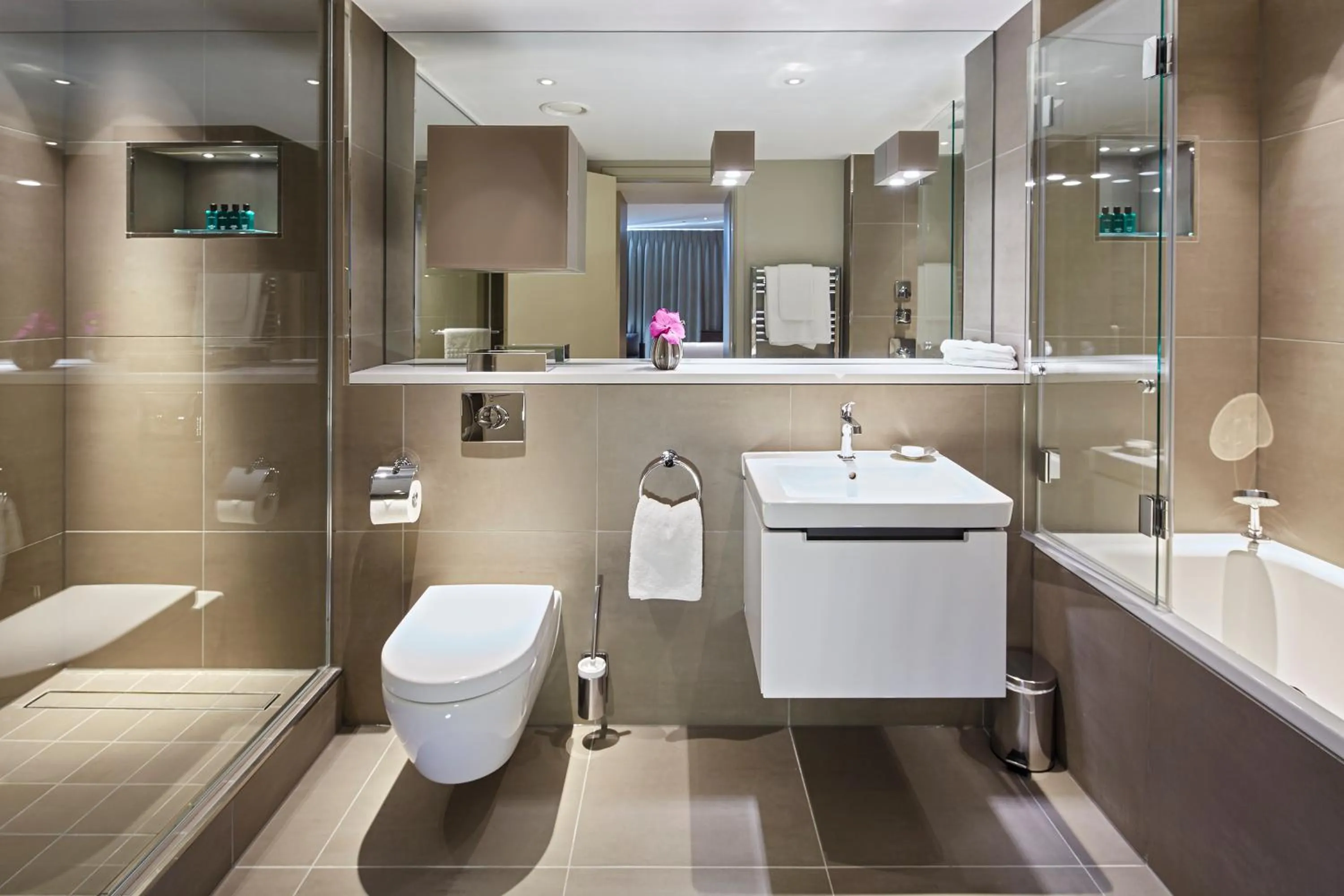 Shower in Cheval Three Quays at The Tower of London