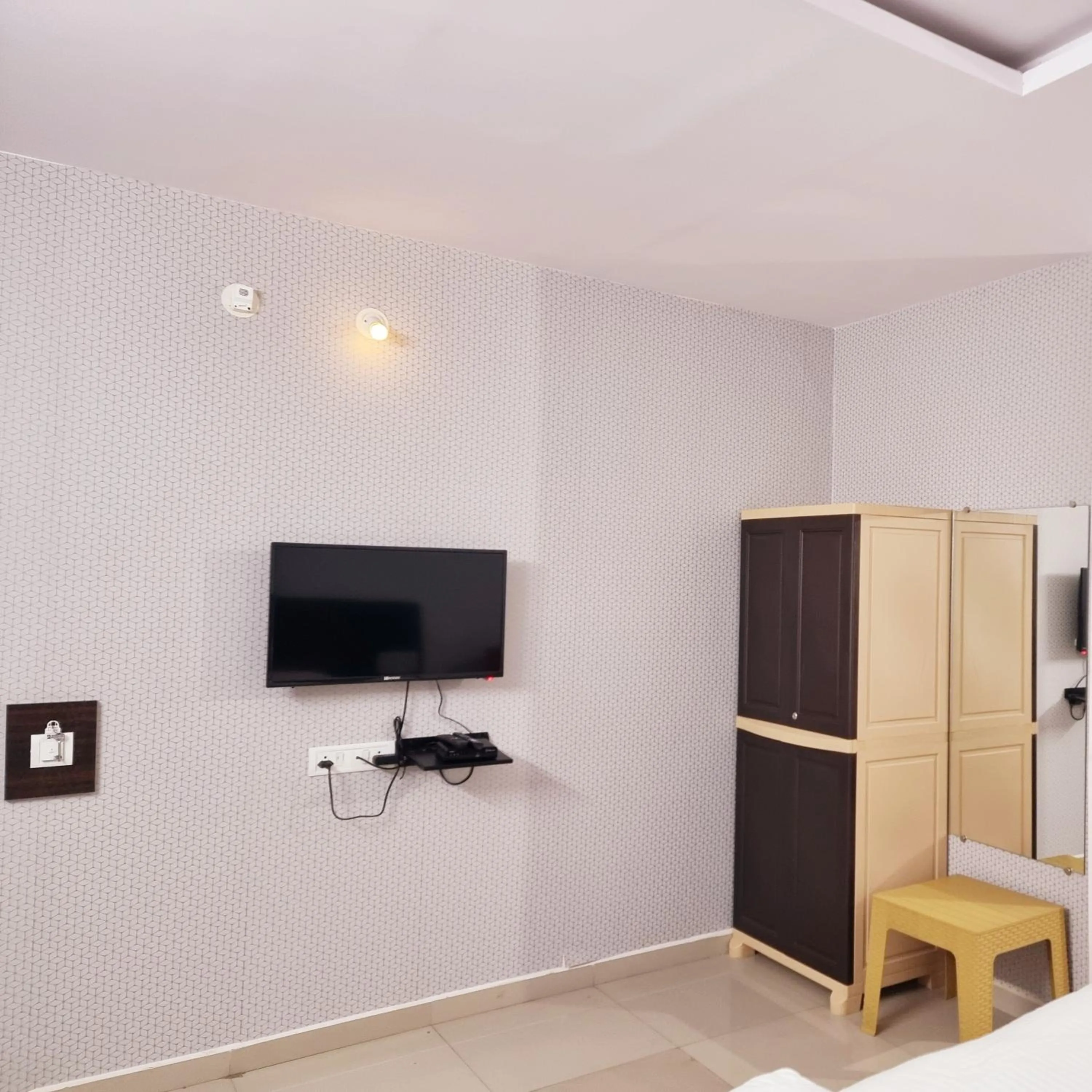 TV and multimedia in Shivani Inn Hotel & Banquet