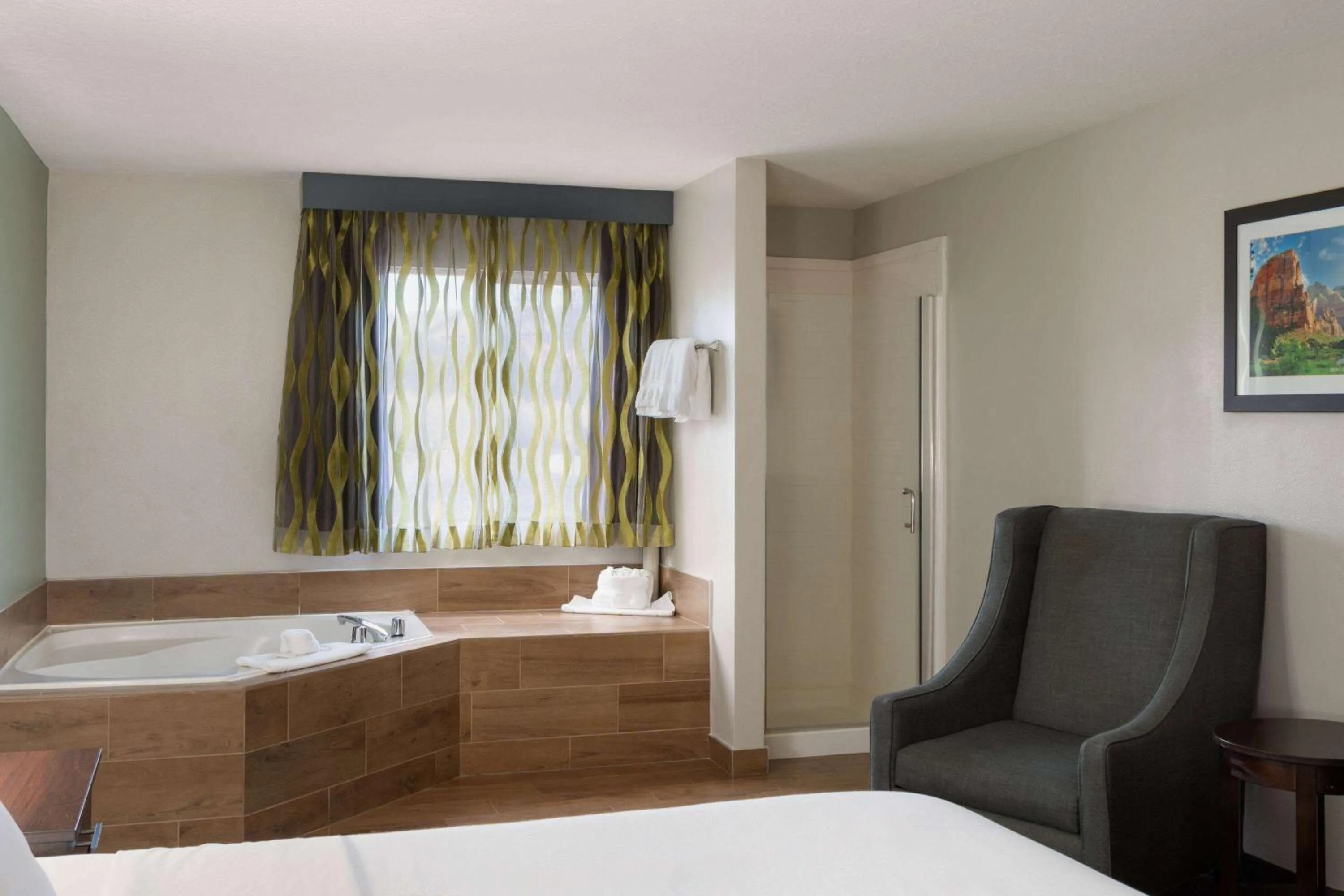 Hot Tub, Bed in Wingate by Wyndham Cedar City
