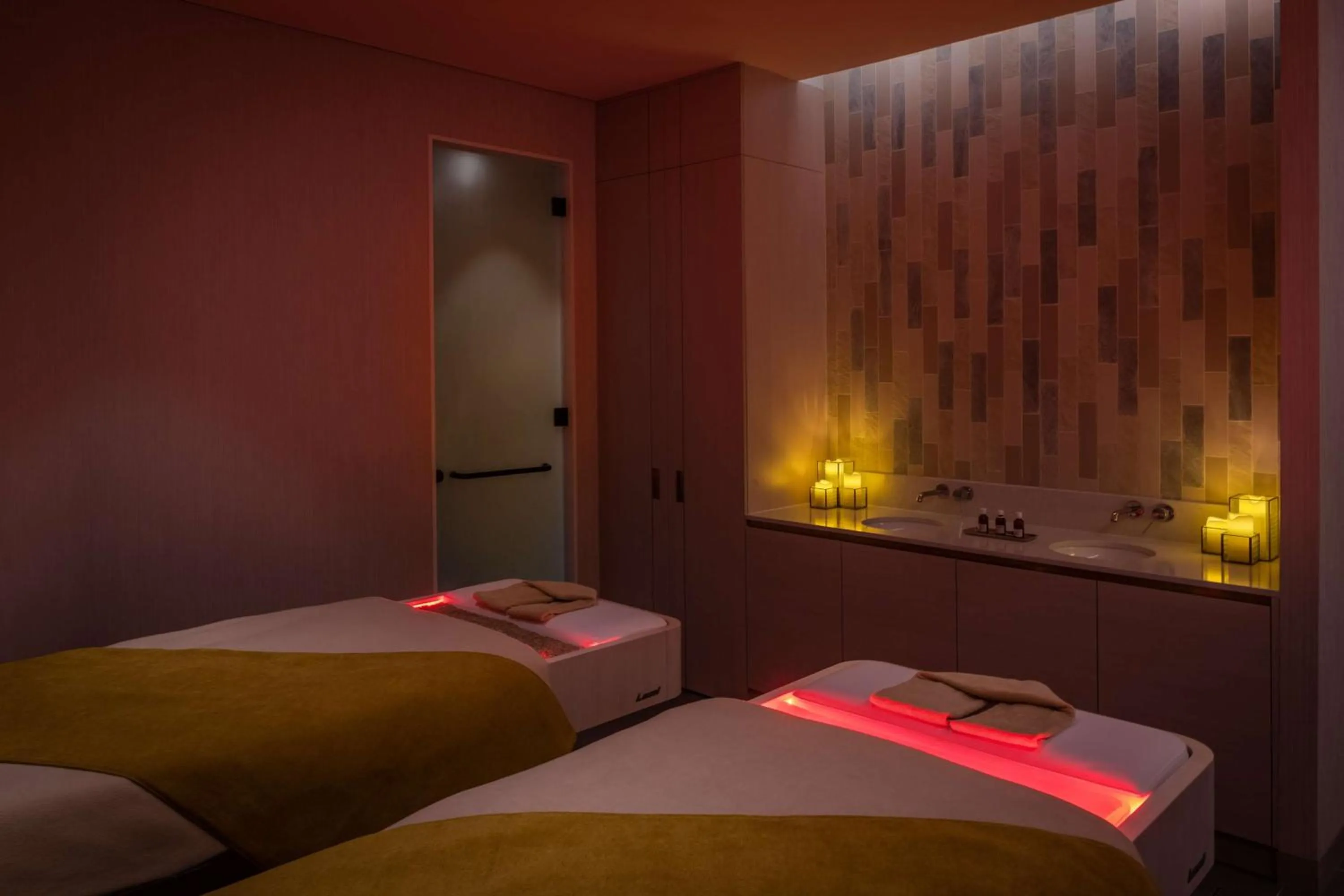 Spa and wellness centre/facilities, Bed in The WB Abu Dhabi, Curio Collection By Hilton