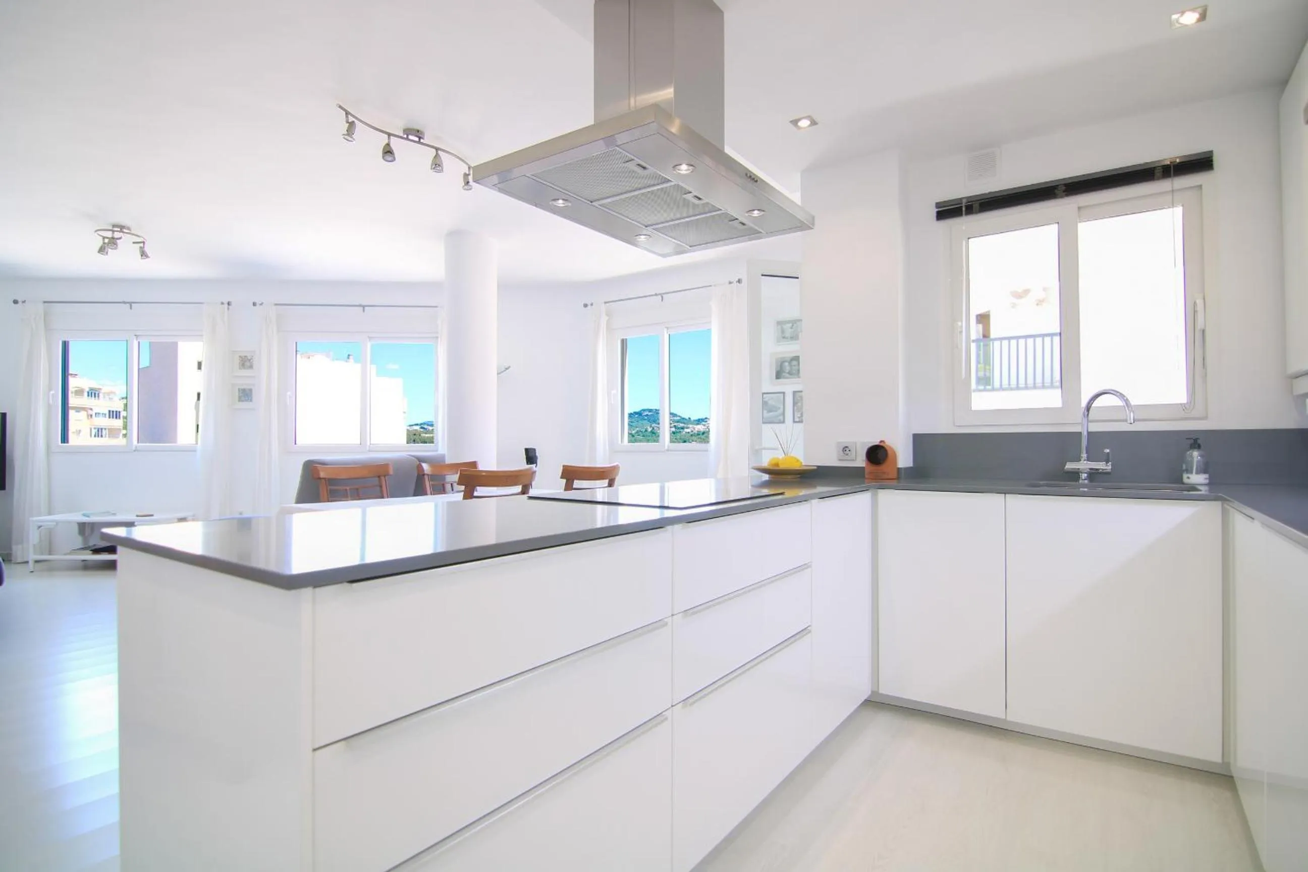 Apartamento con piscina en el centro de Calpe - PUEBLOMAR