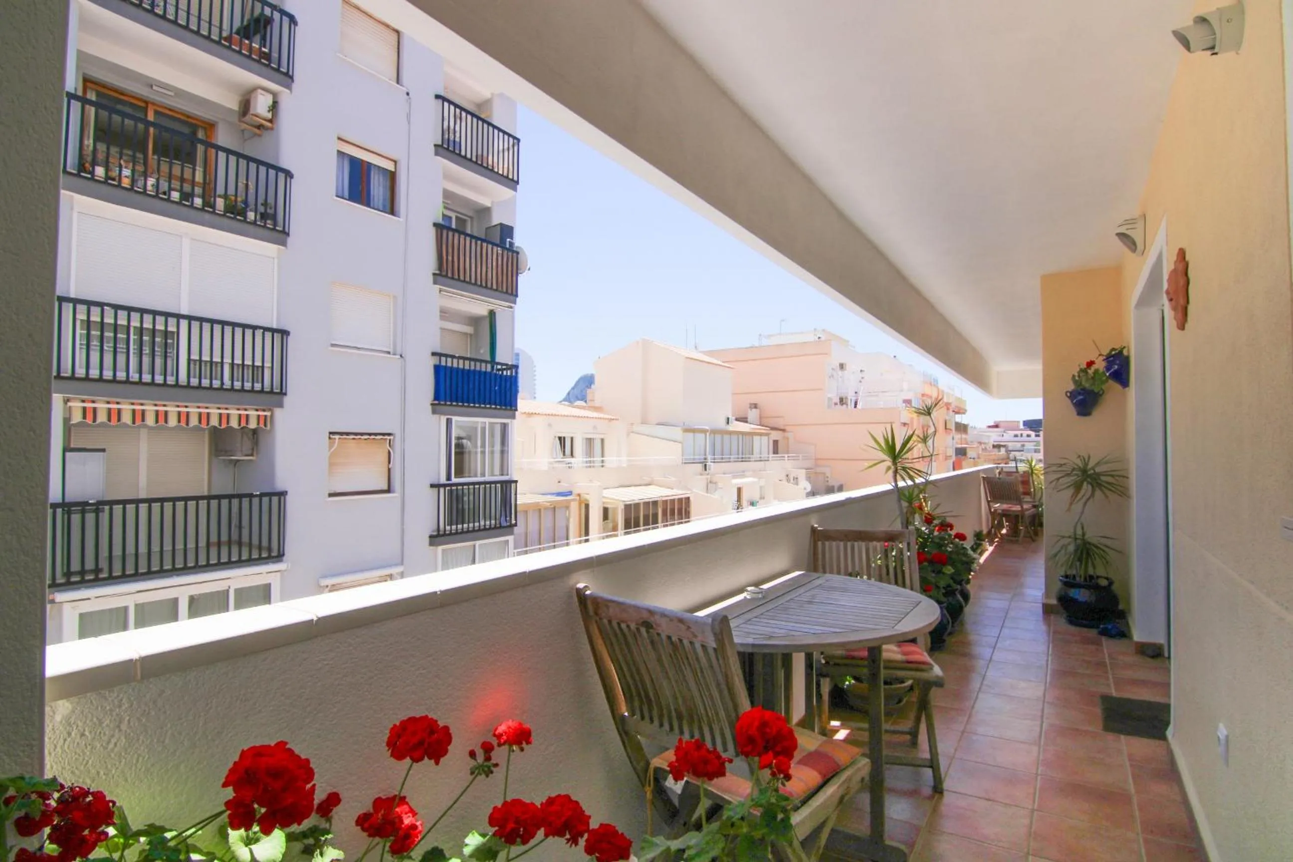Apartamento con piscina en el centro de Calpe - PUEBLOMAR