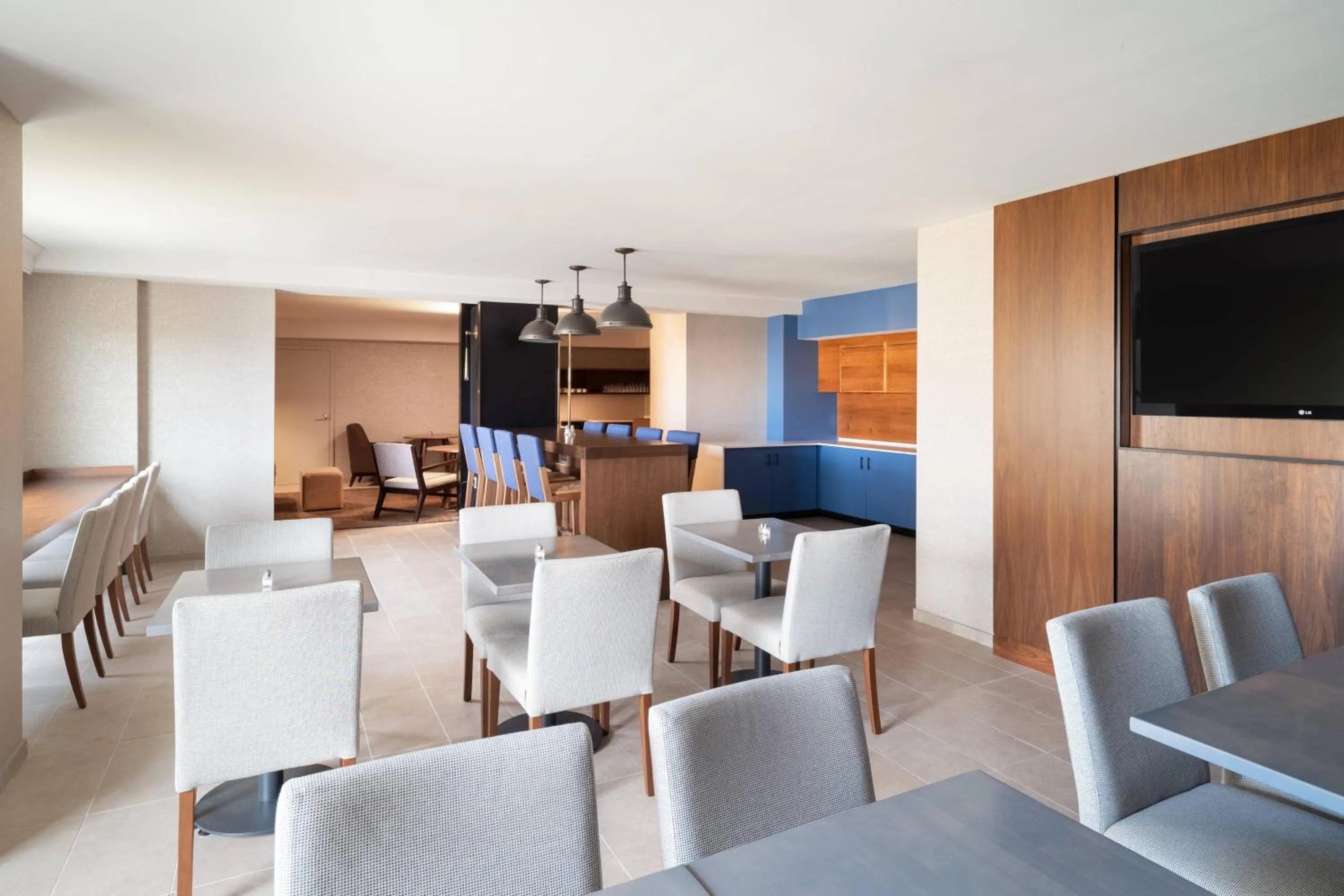 Lounge or bar in Mystic Marriott Hotel and Spa