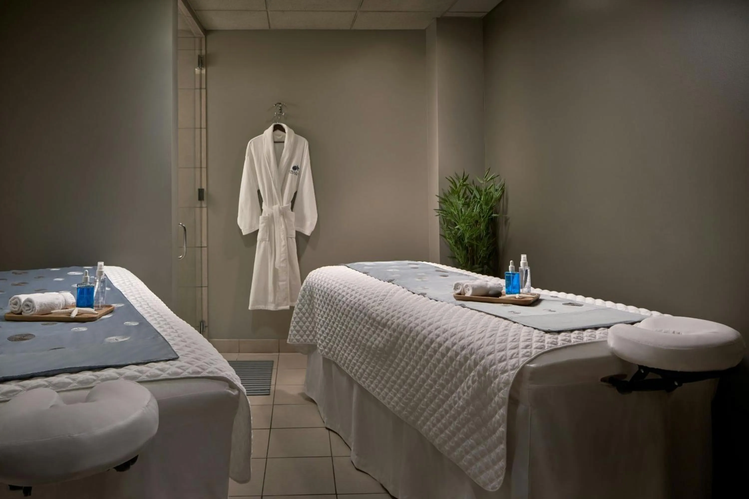 Spa and wellness centre/facilities, Bed in Mystic Marriott Hotel and Spa