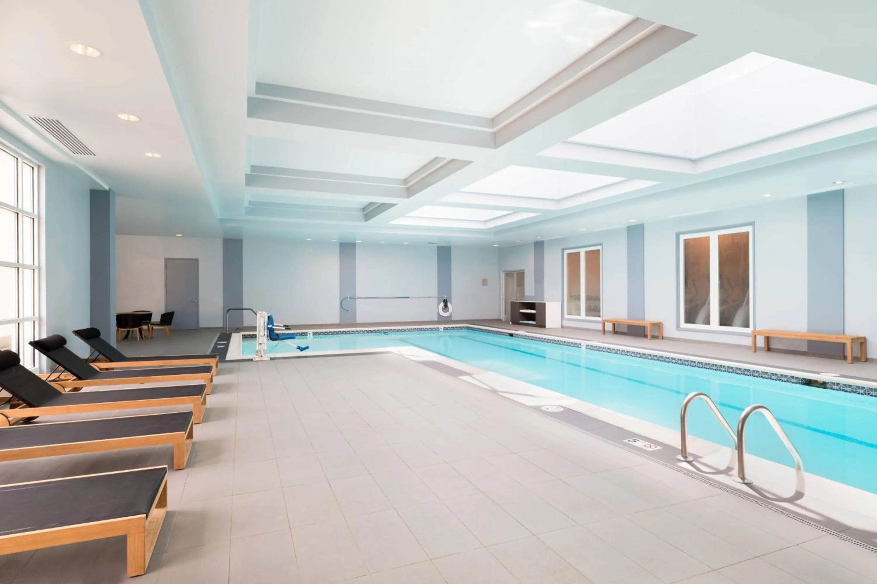 Swimming pool in Mystic Marriott Hotel and Spa