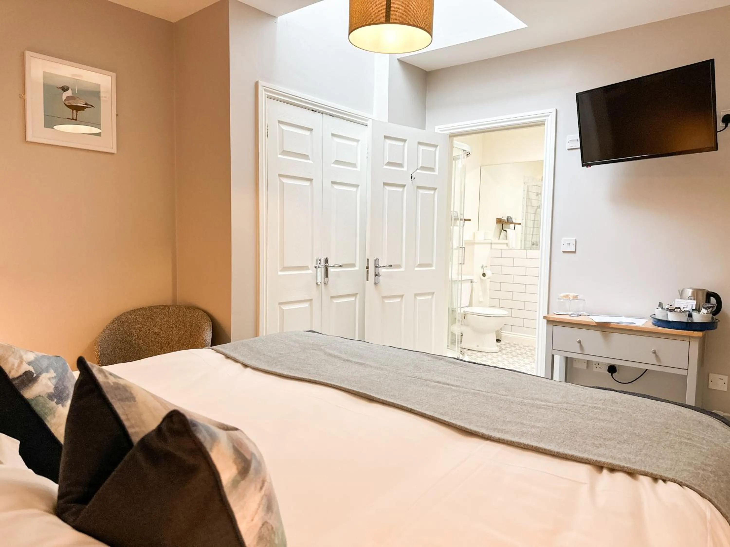 Bedroom, Bed in Beach House Hotel