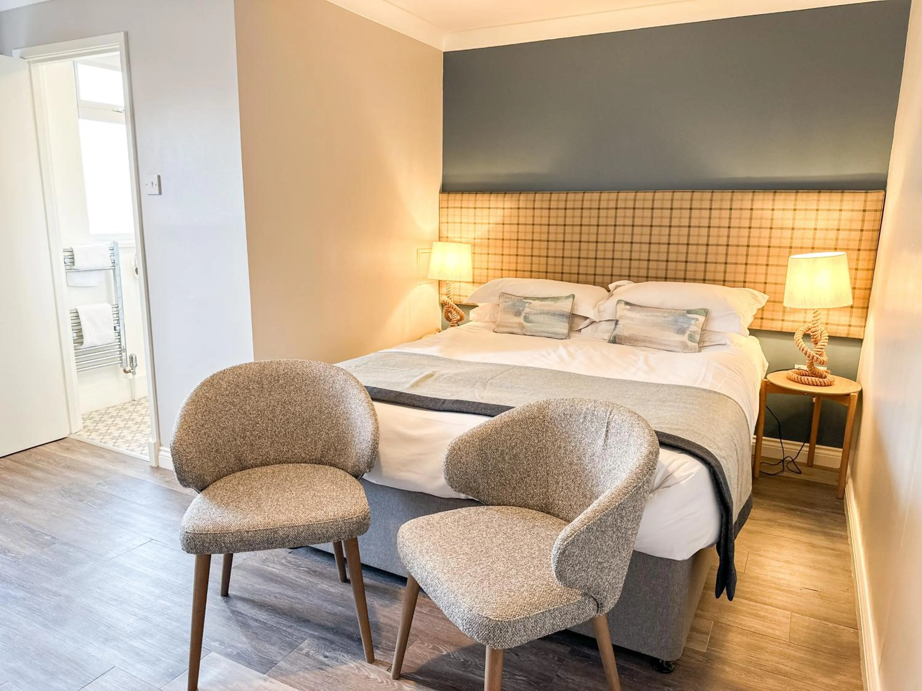 Bedroom, Bed in Beach House Hotel