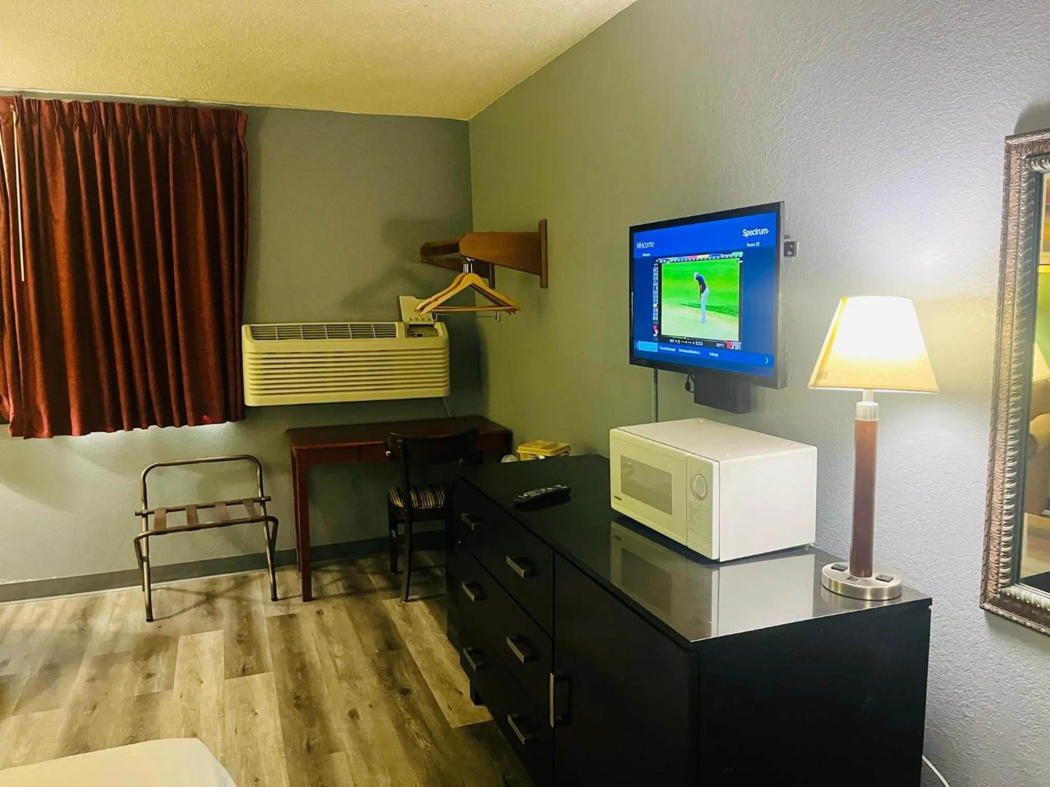 TV and multimedia in Rodeway Inn Whitehall