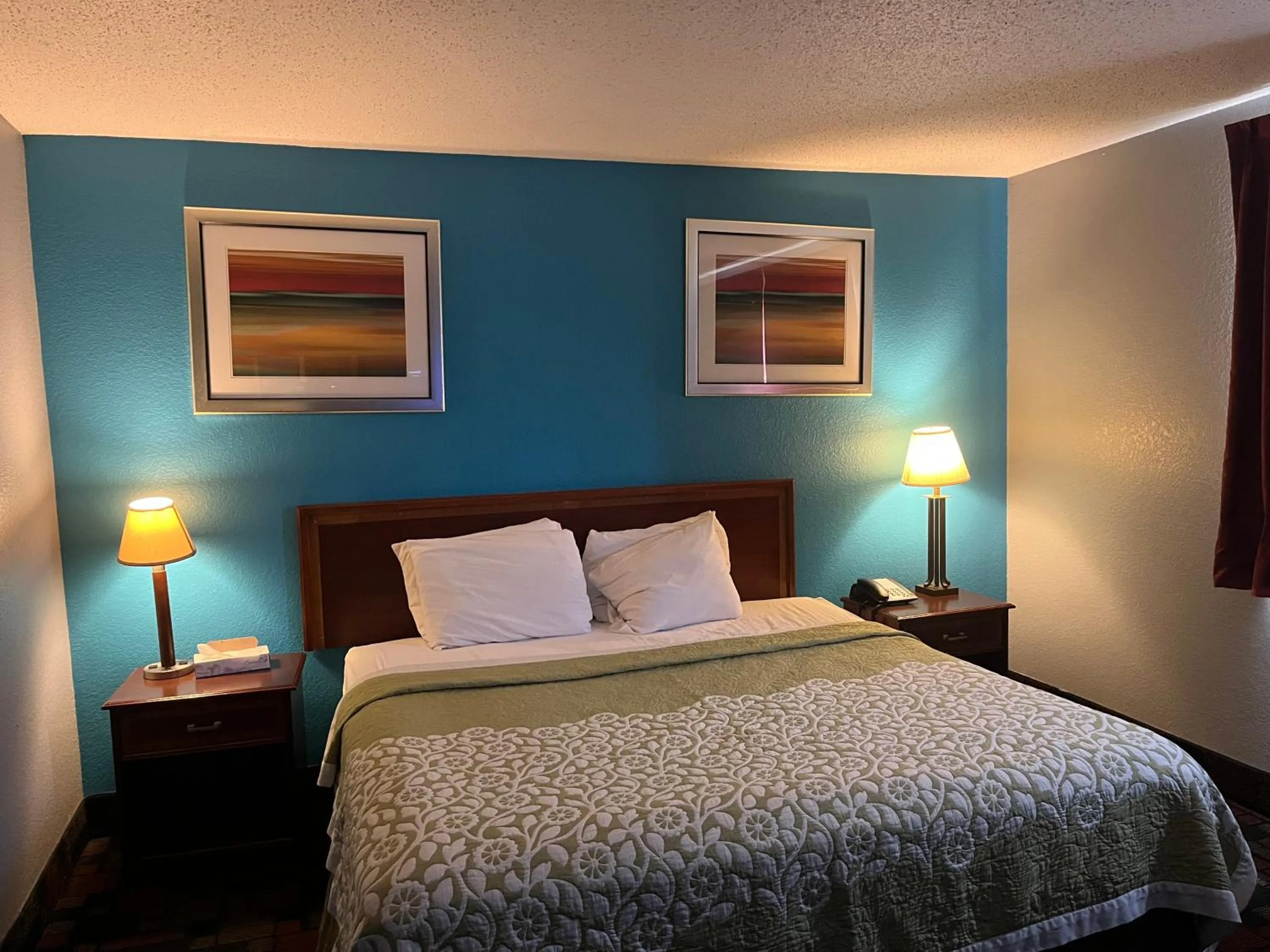 Bed in Rodeway Inn Whitehall