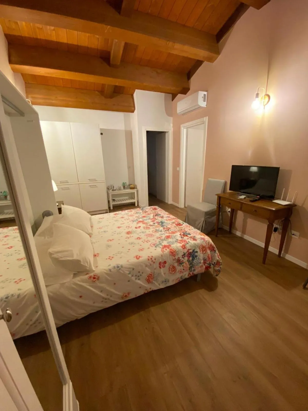 Photo of the whole room, Bed in Albergo Diffuso Borgo Retrosi di Amatrice