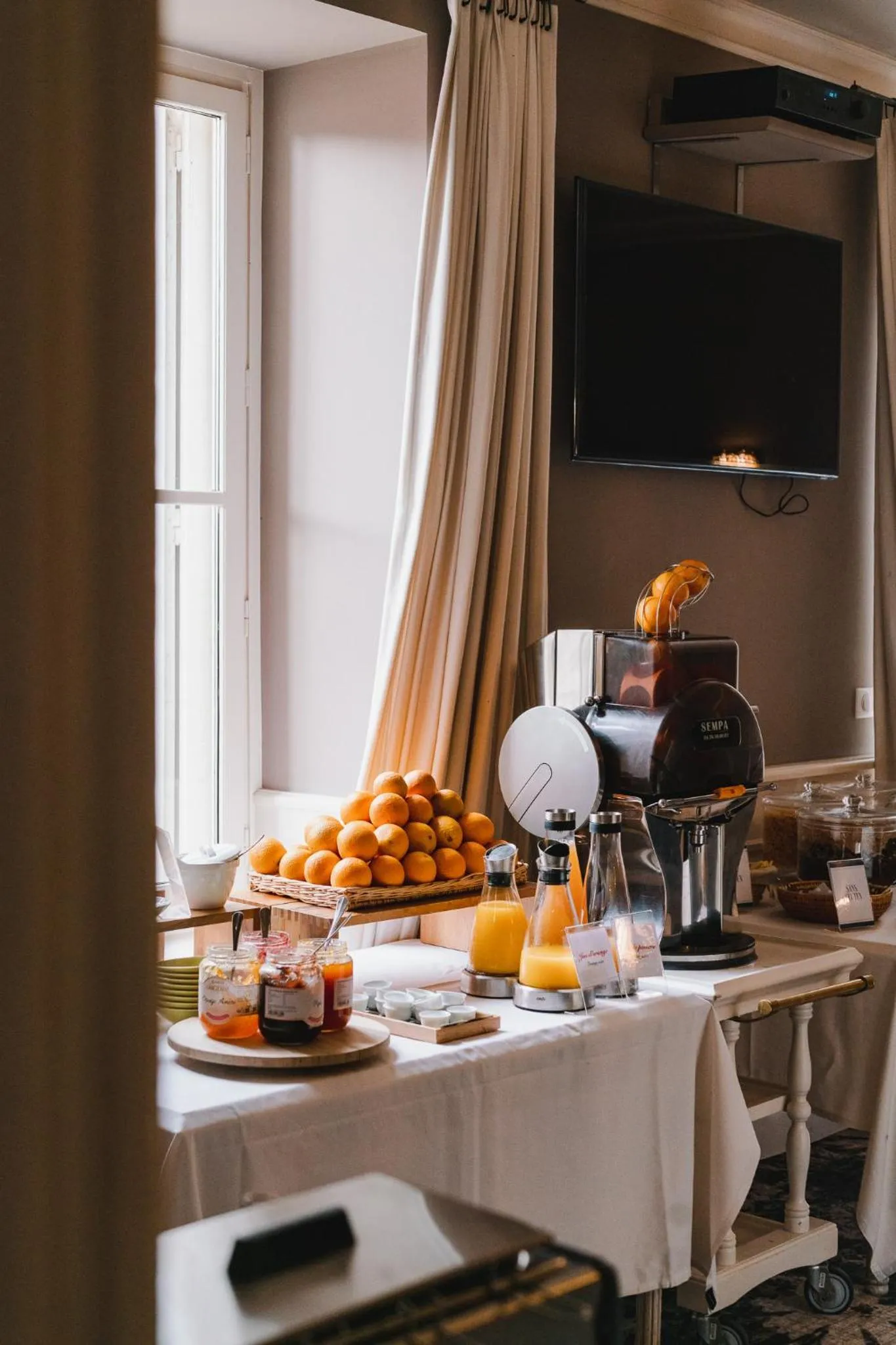 Buffet breakfast in Chateau du Clos de la Ribaudiere - Teritoria