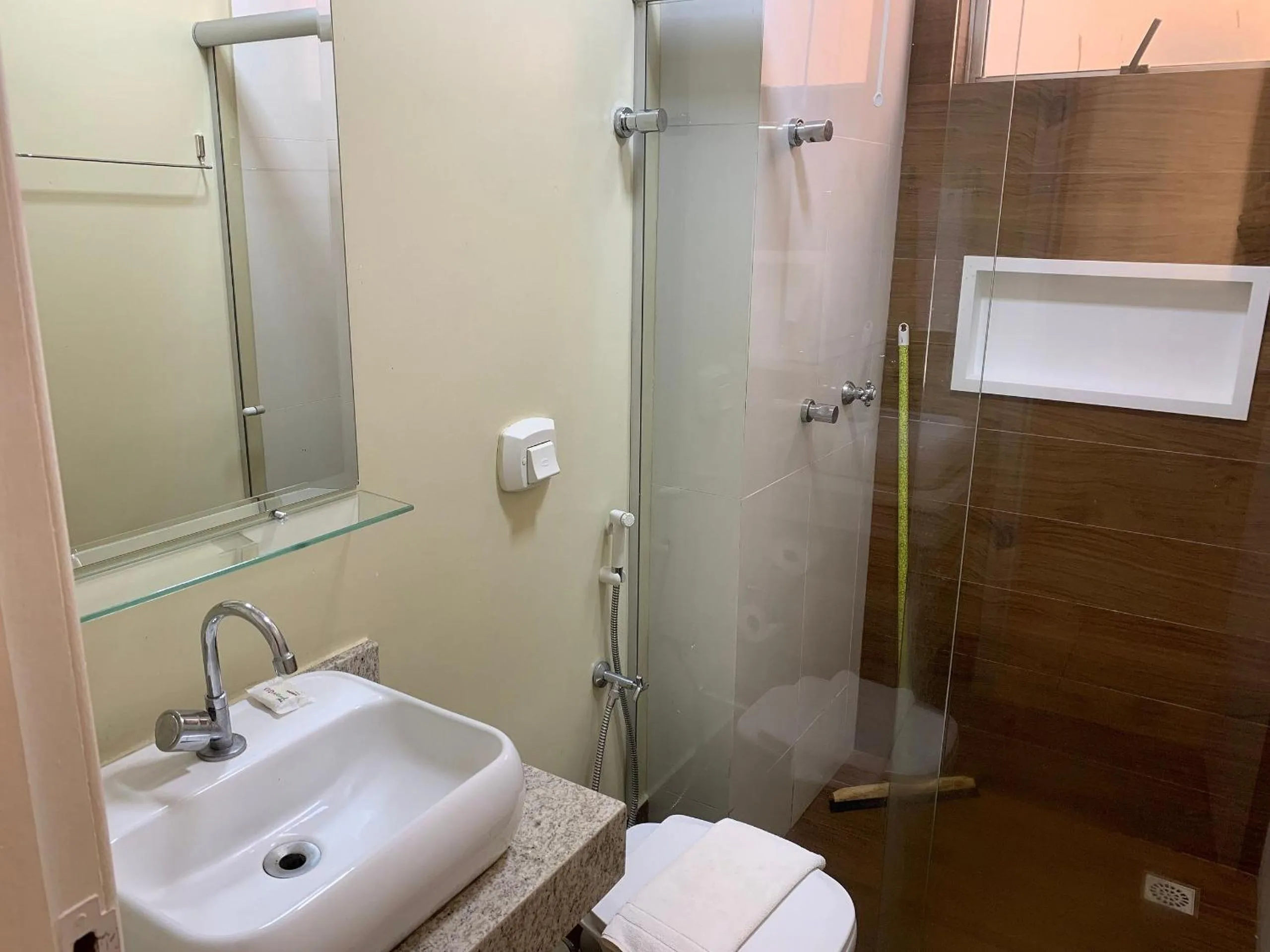 Toilet in Hotel Toulon Caldas Novas